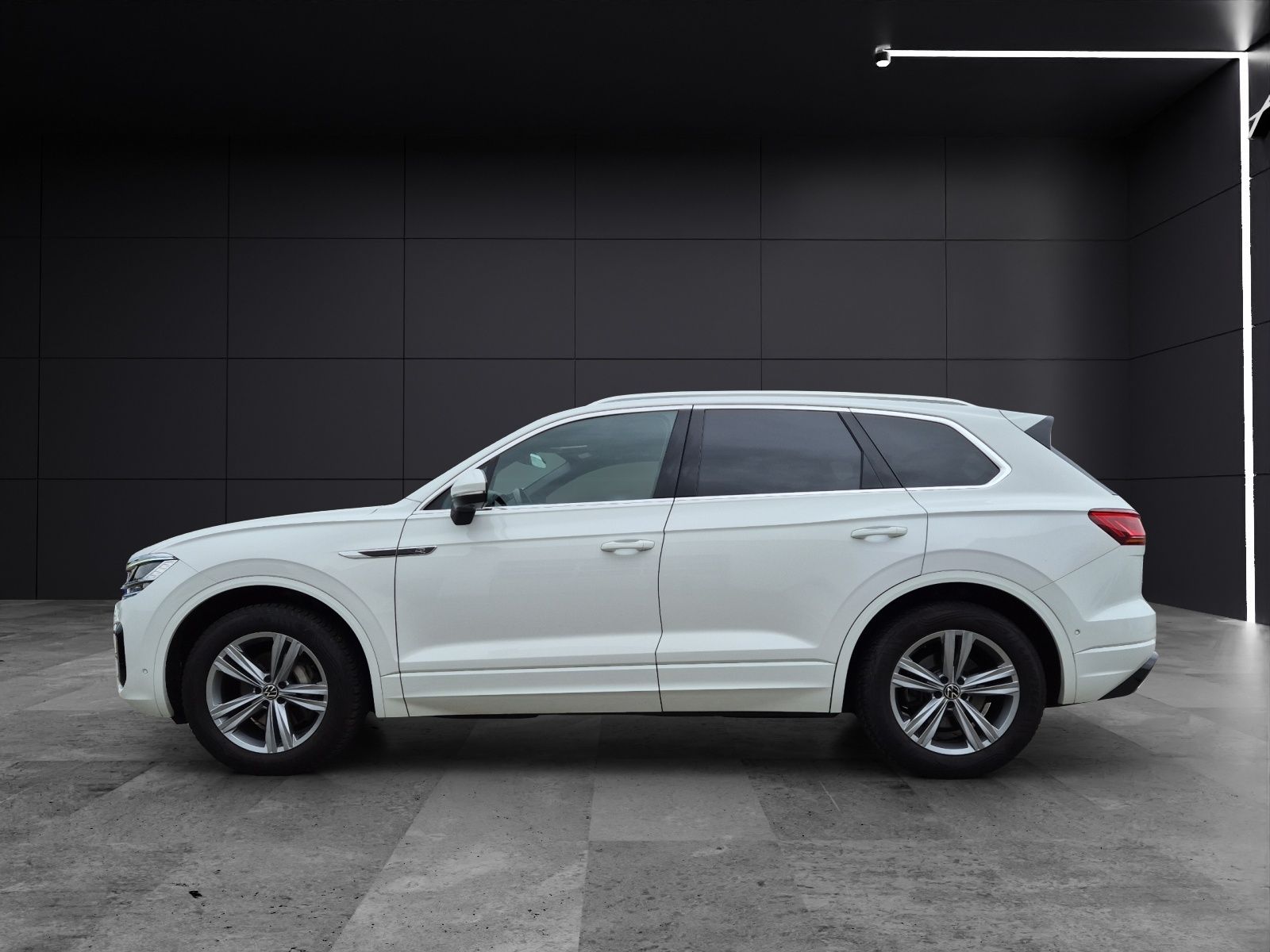 Volkswagen Touareg TDI R-Line 4M - Samsaru's Car Outlet