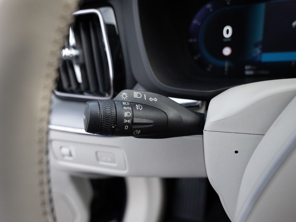 Volvo XC60 B4 Momentum Pro AWD STANDHZ LED PANO 360°