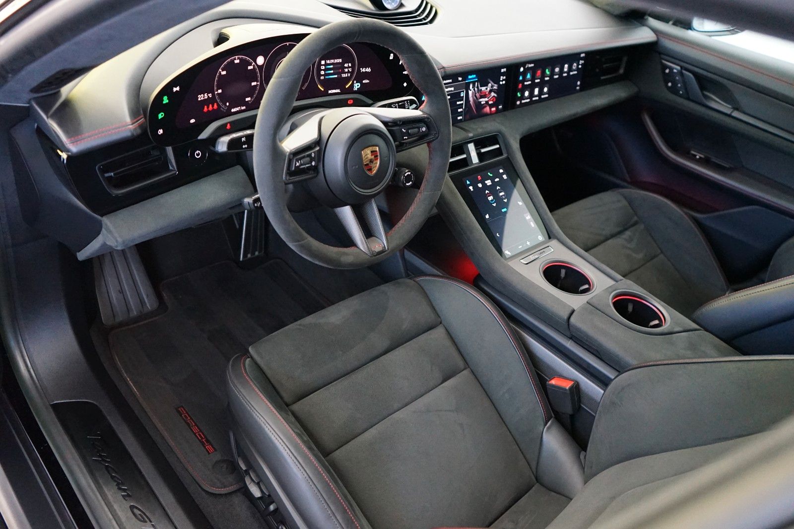 Porsche Taycan GTS BLACK/PANO/P-DISPLAY/MATRIX/360°/21z