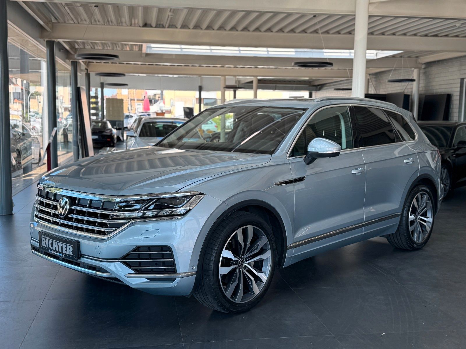 Volkswagen Touareg 3.0TDI Elegance 4Motion - Samsaru's Car Outlet