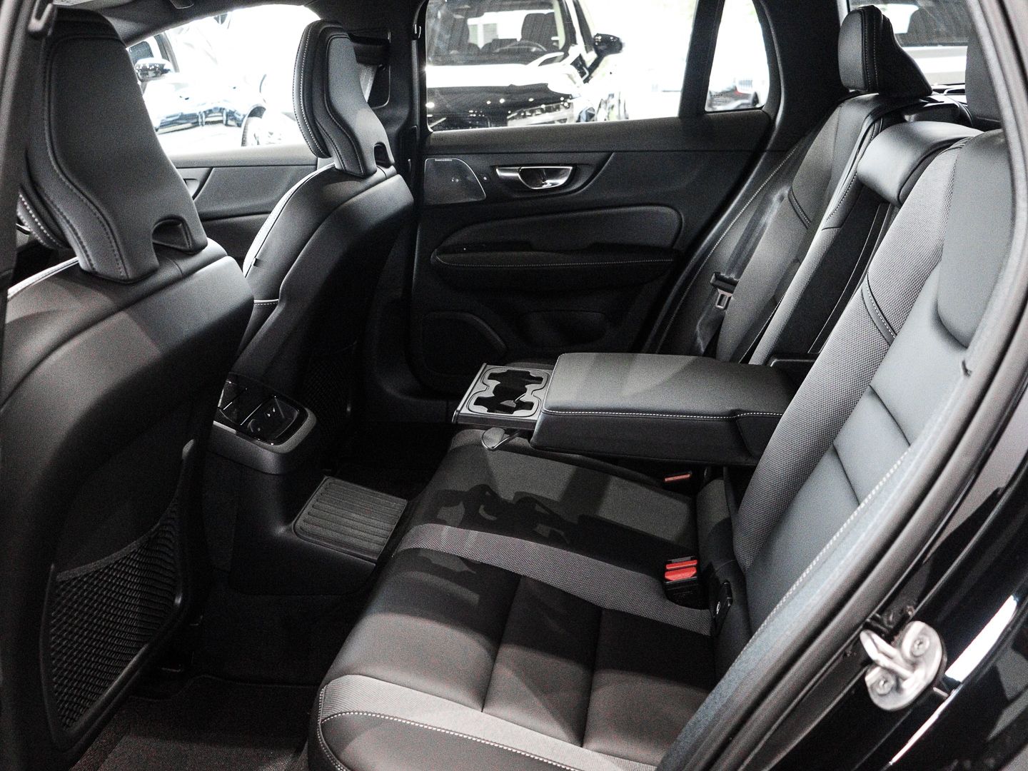 Volvo V60 T8 AWD Ultra Dark Recharge Plug-In Hybrid Tw