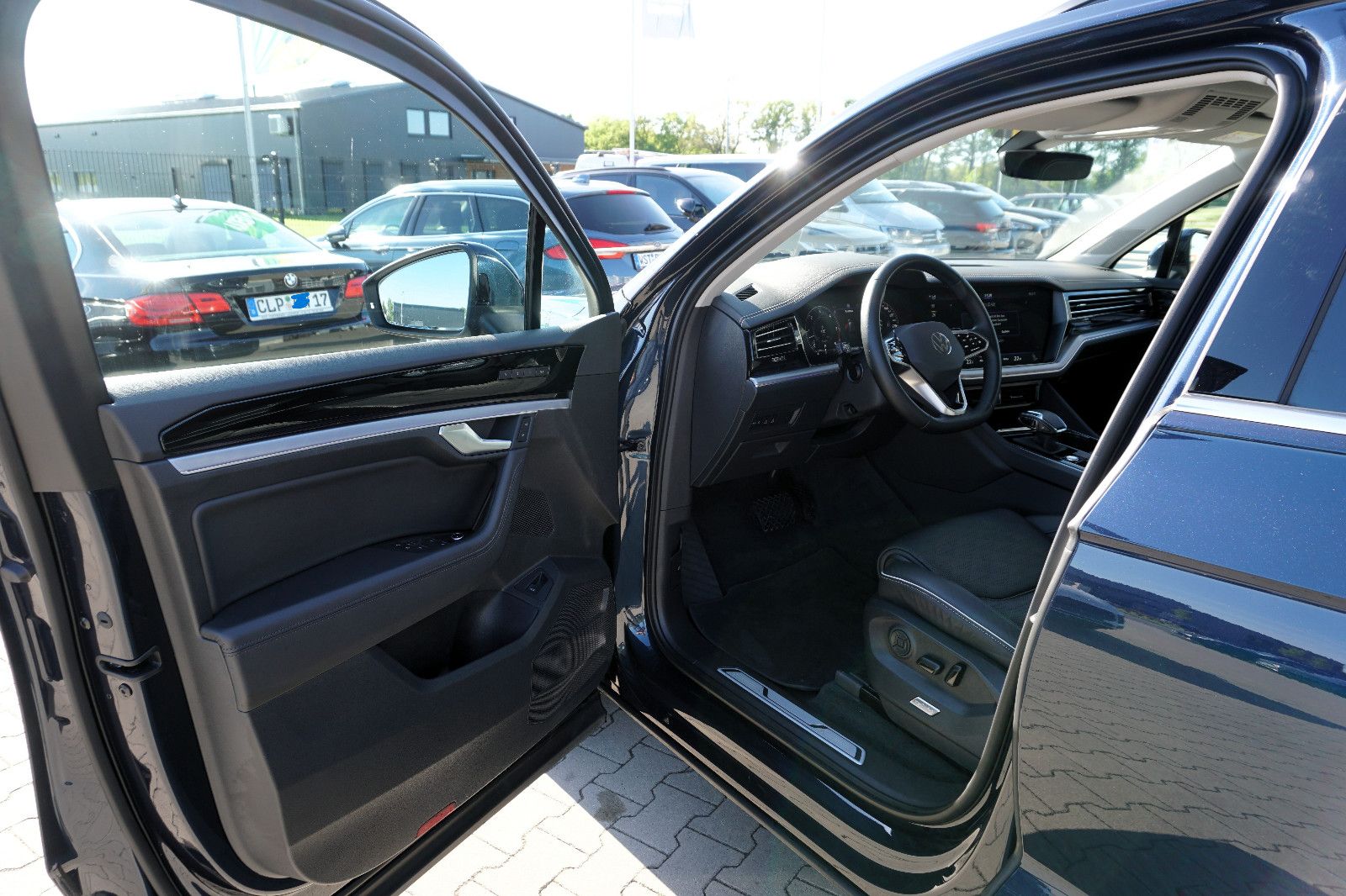 Volkswagen Touareg Elegance 4Motion - Samsaru's Car Outlet