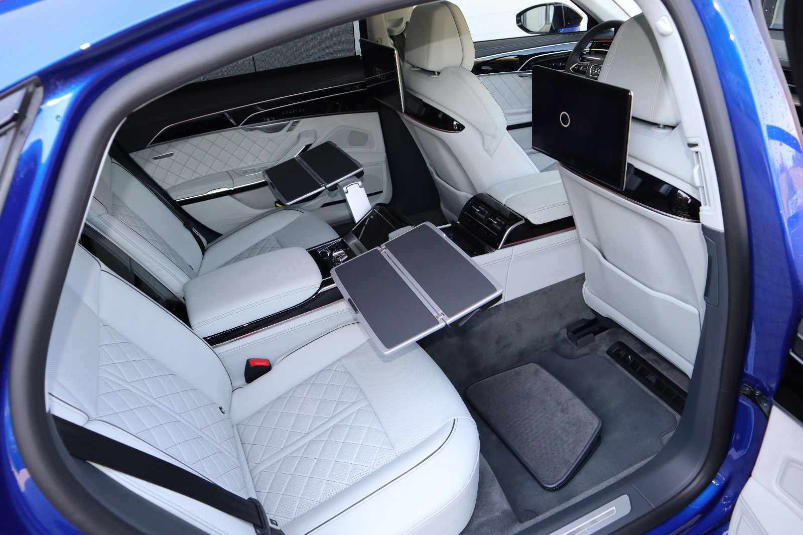Audi A8L 60 TFSIe lang exclusive - Samsaru's Car Outlet