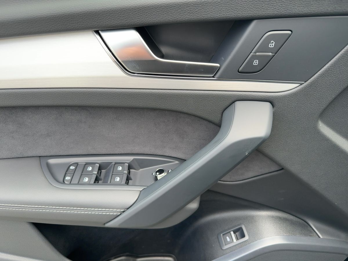 Audi Q5 45 TFSI QU S-TR - Samsaru's Car Outlet