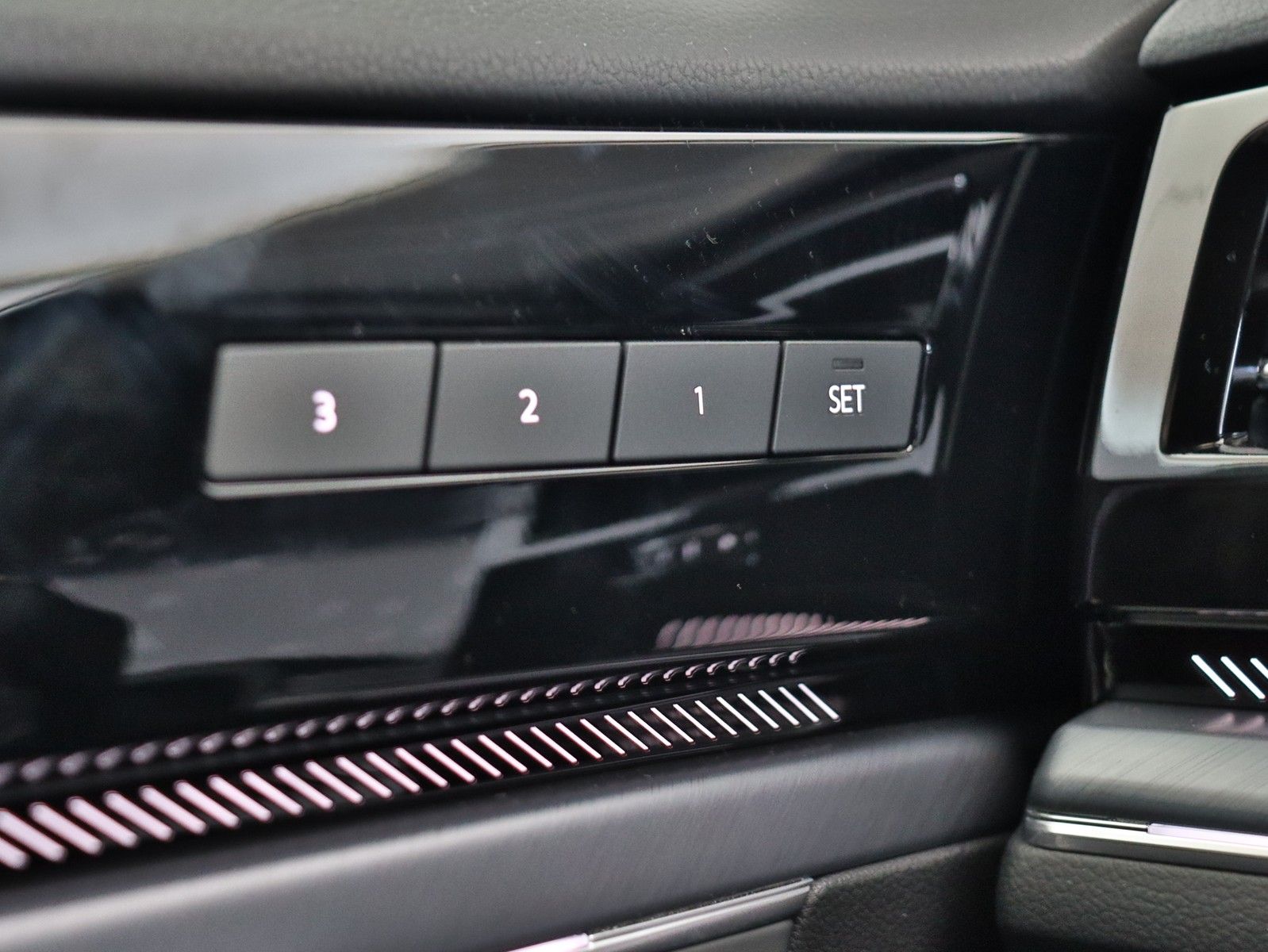 Volkswagen TOUAREG R-Line TDI+AHK+PANO+DYNA+BLACKSTYL+LUFT