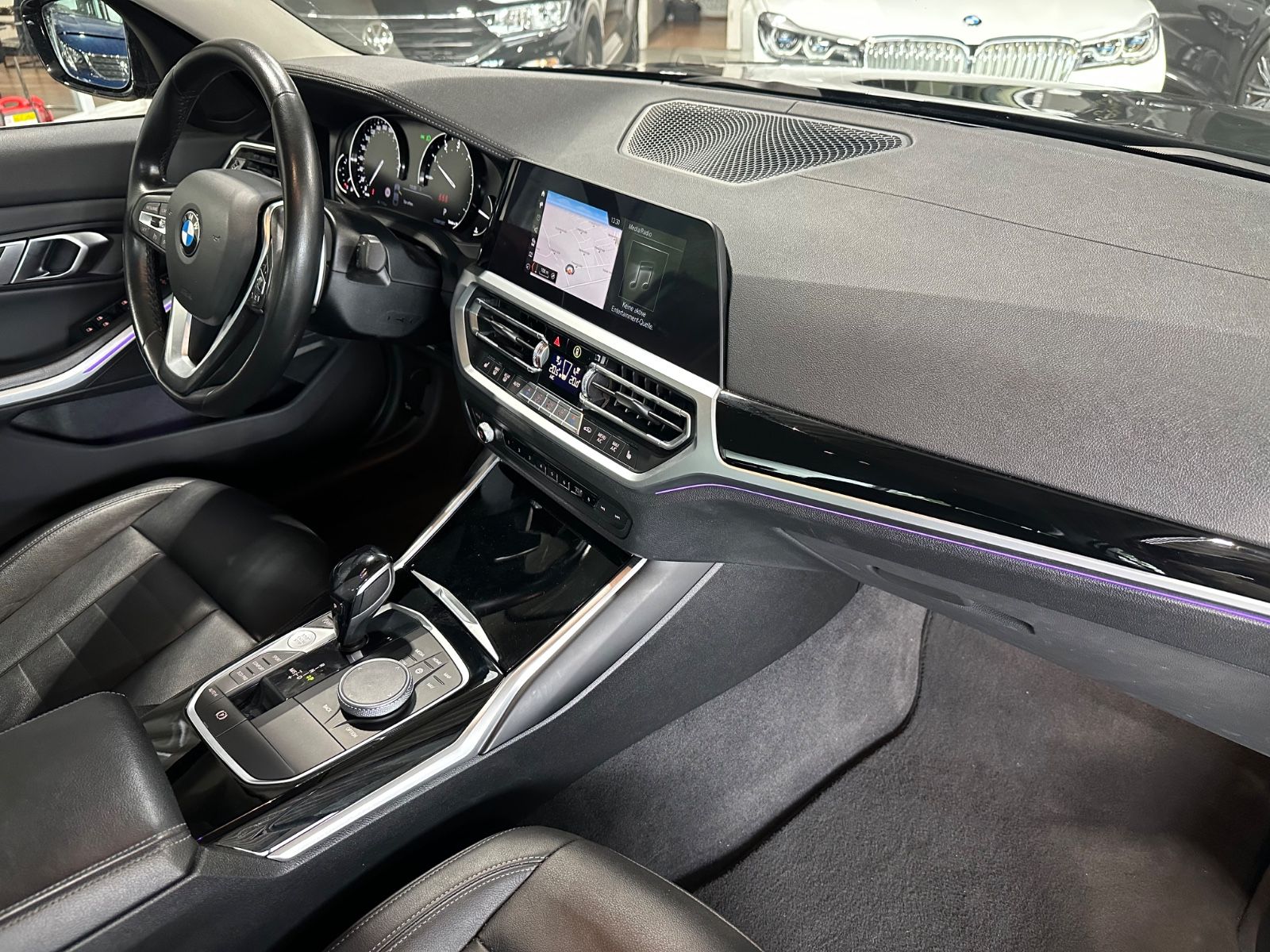 BMW 320 i Lim. Luxury Line - Samsaru's Car Outlet
