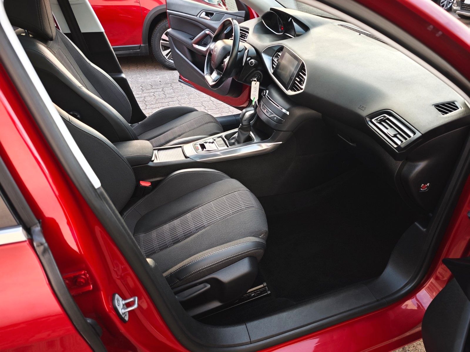 Peugeot 308 BlueHDi 130 EAT6 Allure - Samsaru's Car Outlet