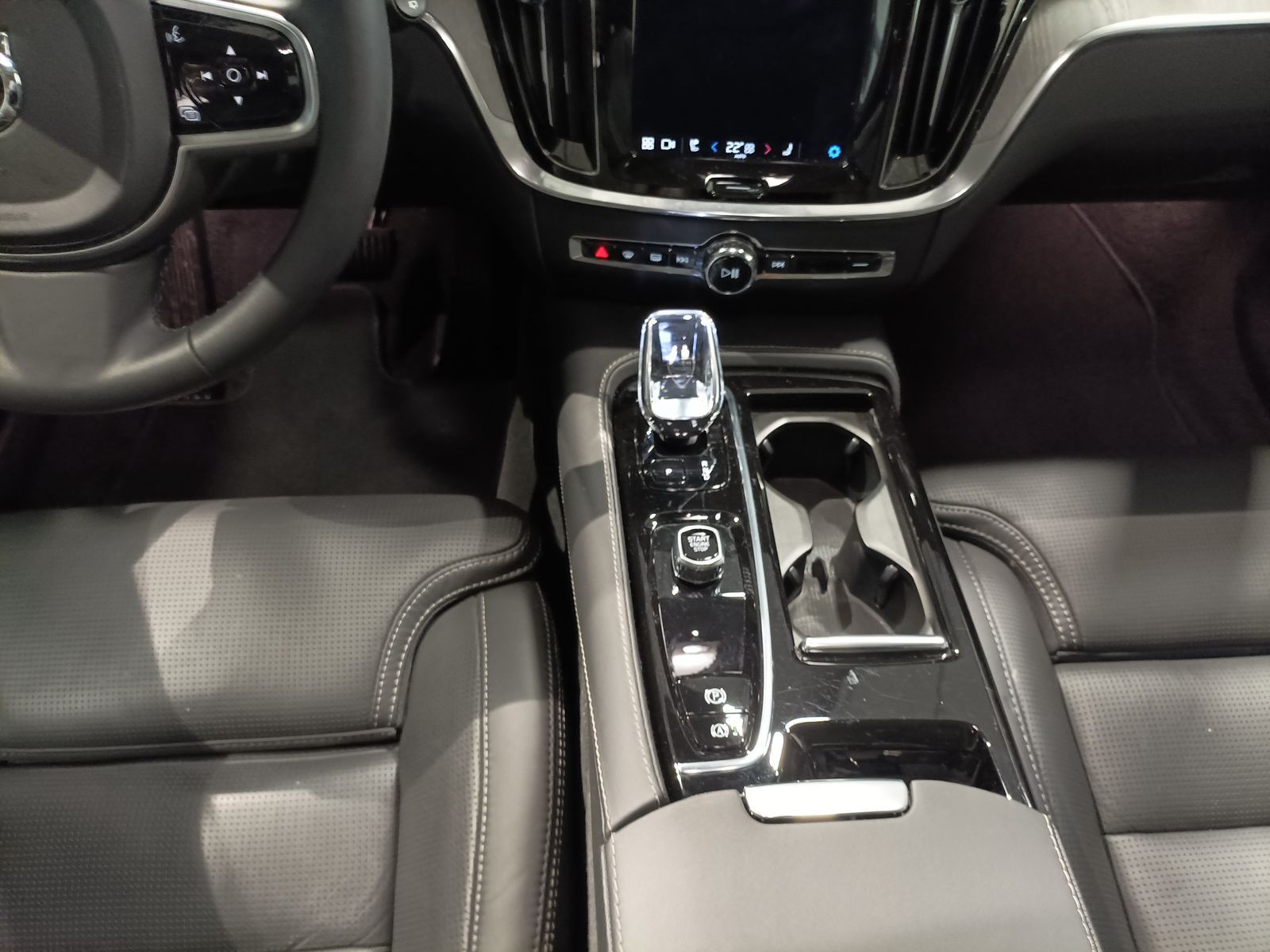 Volvo V60 T8 AWD Ultra Dark  PHEV|LED|Navi|360°|AHK