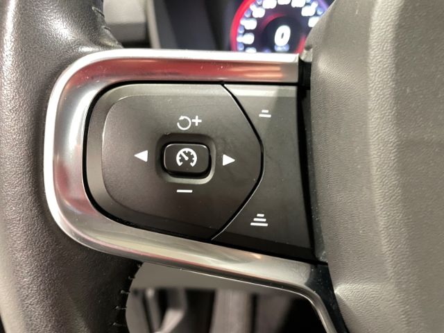 Volvo XC40 T3 Momentum Pro Automatik LED Navi Pano PDC