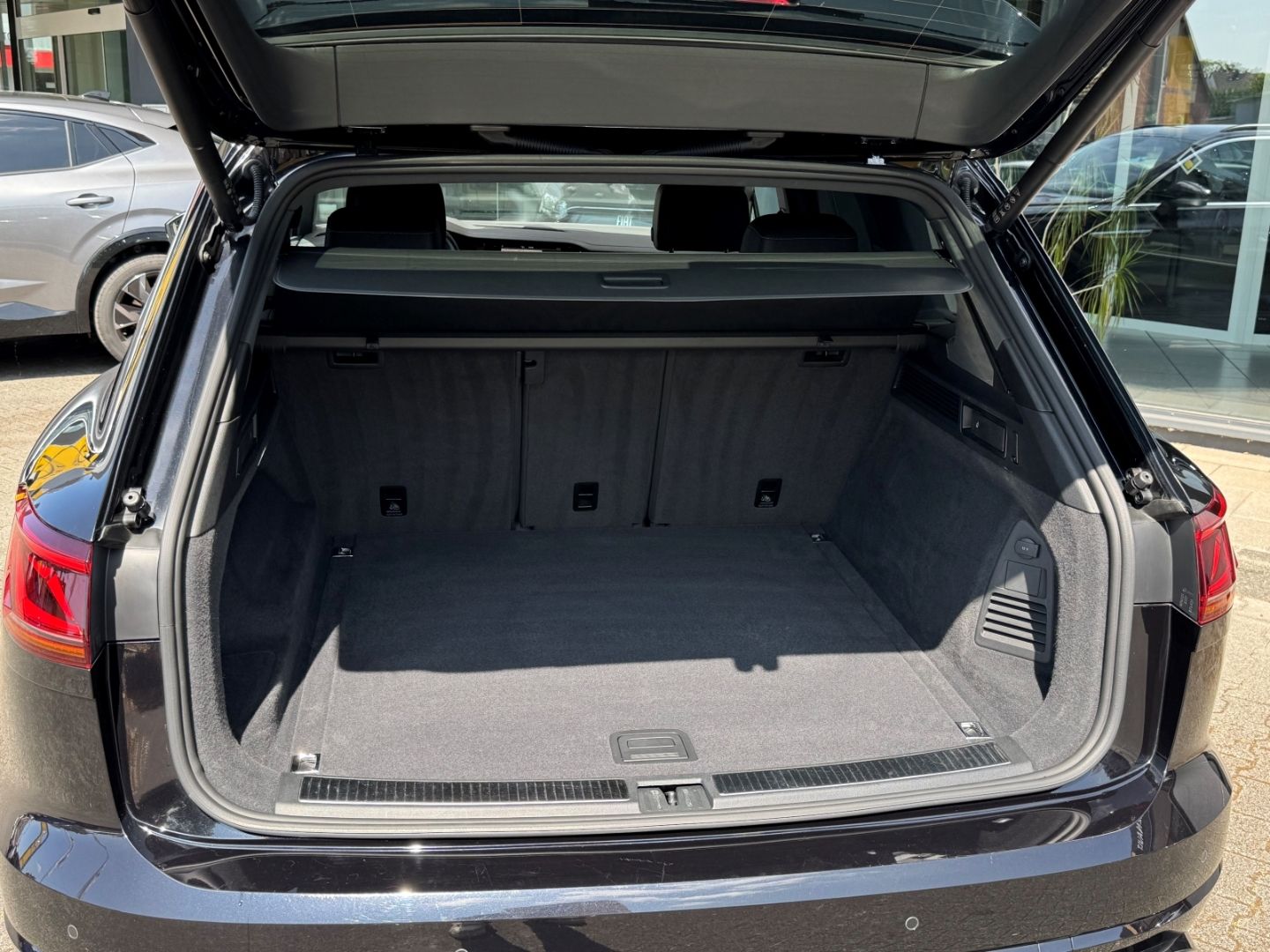 Volkswagen Touareg 4Motion 3.0 V6 TDI R-Line - Samsaru's Car Outlet