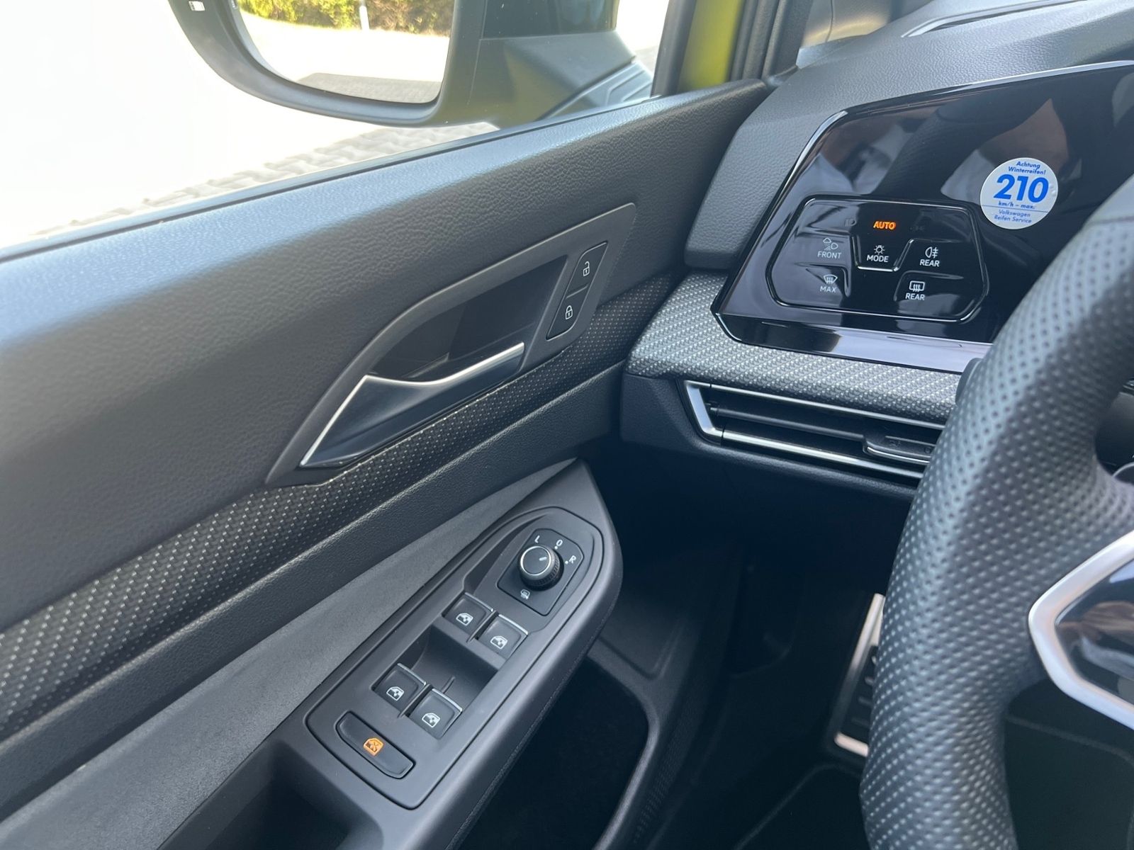 Volkswagen Golf VIII 1.5 eTSI R-Line - Samsaru's Car Outlet