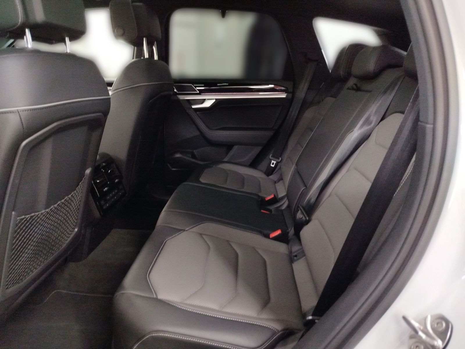 Volkswagen Touareg 3.0 TDI 4Motion R-Line - Samsaru's Car Outlet