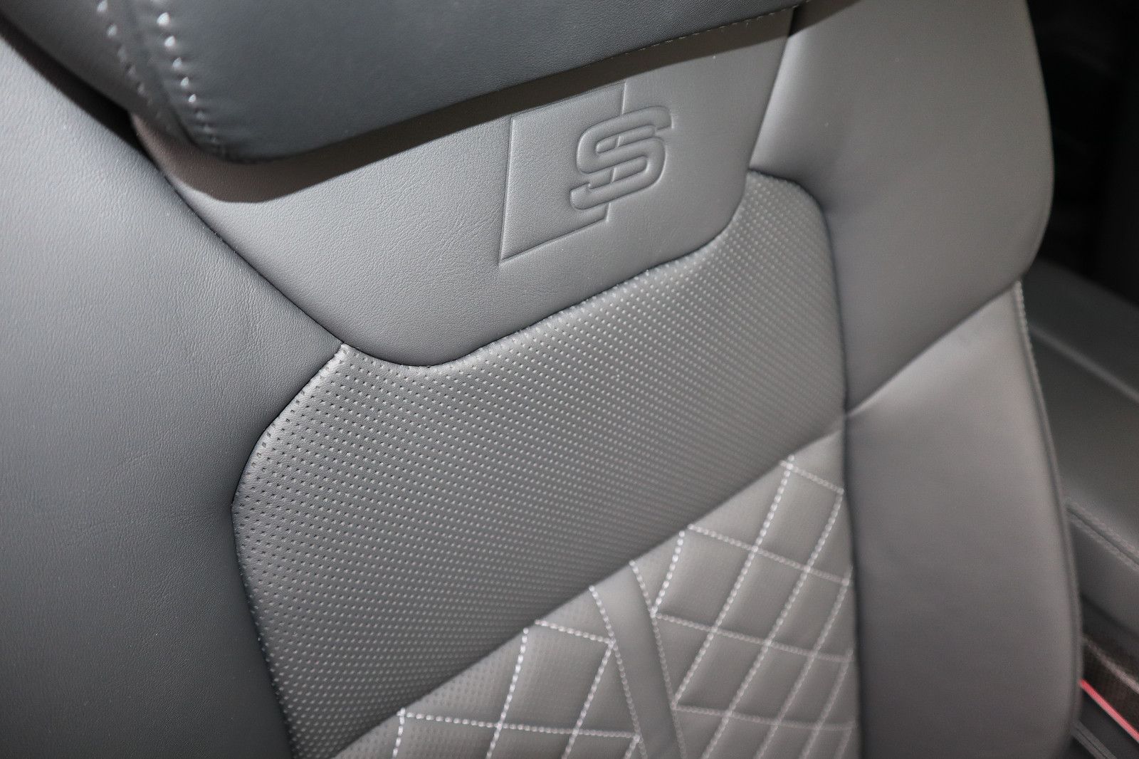 Audi A8L 60 TFSIe lang S-Line - Samsaru's Car Outlet