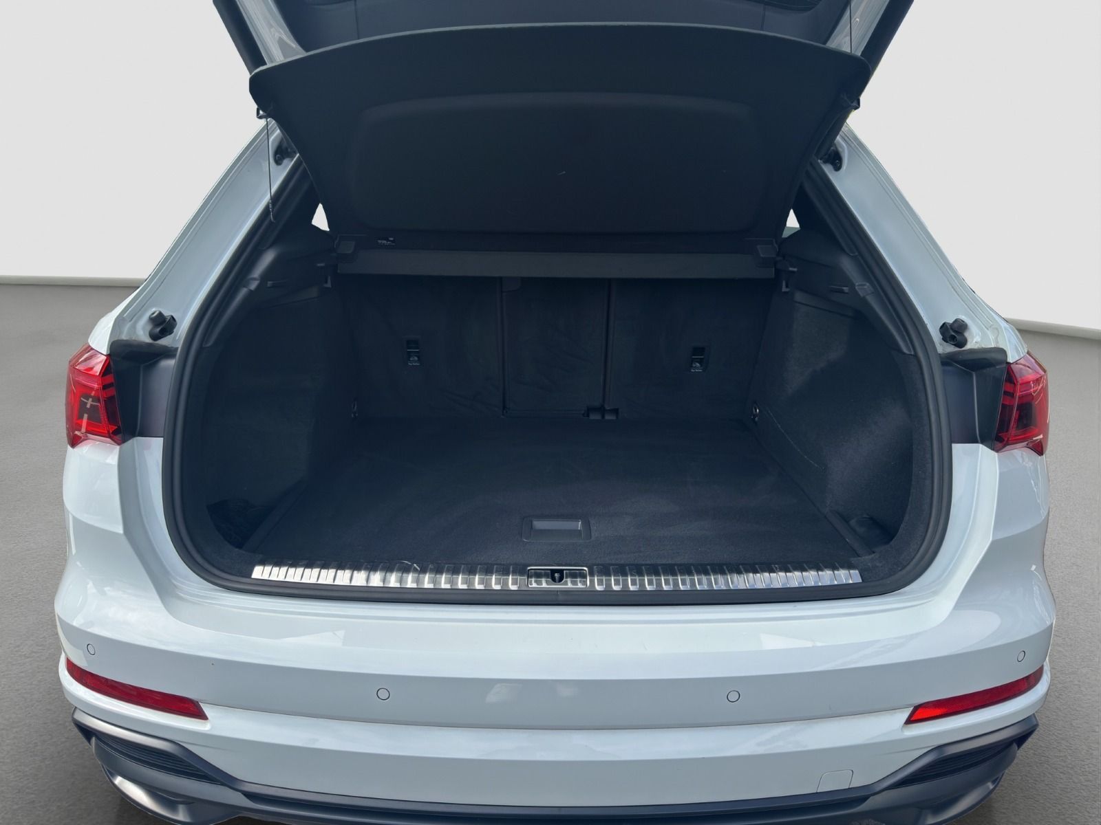 Audi Q3 40 TFSI quattro S line - Samsaru's Car Outlet