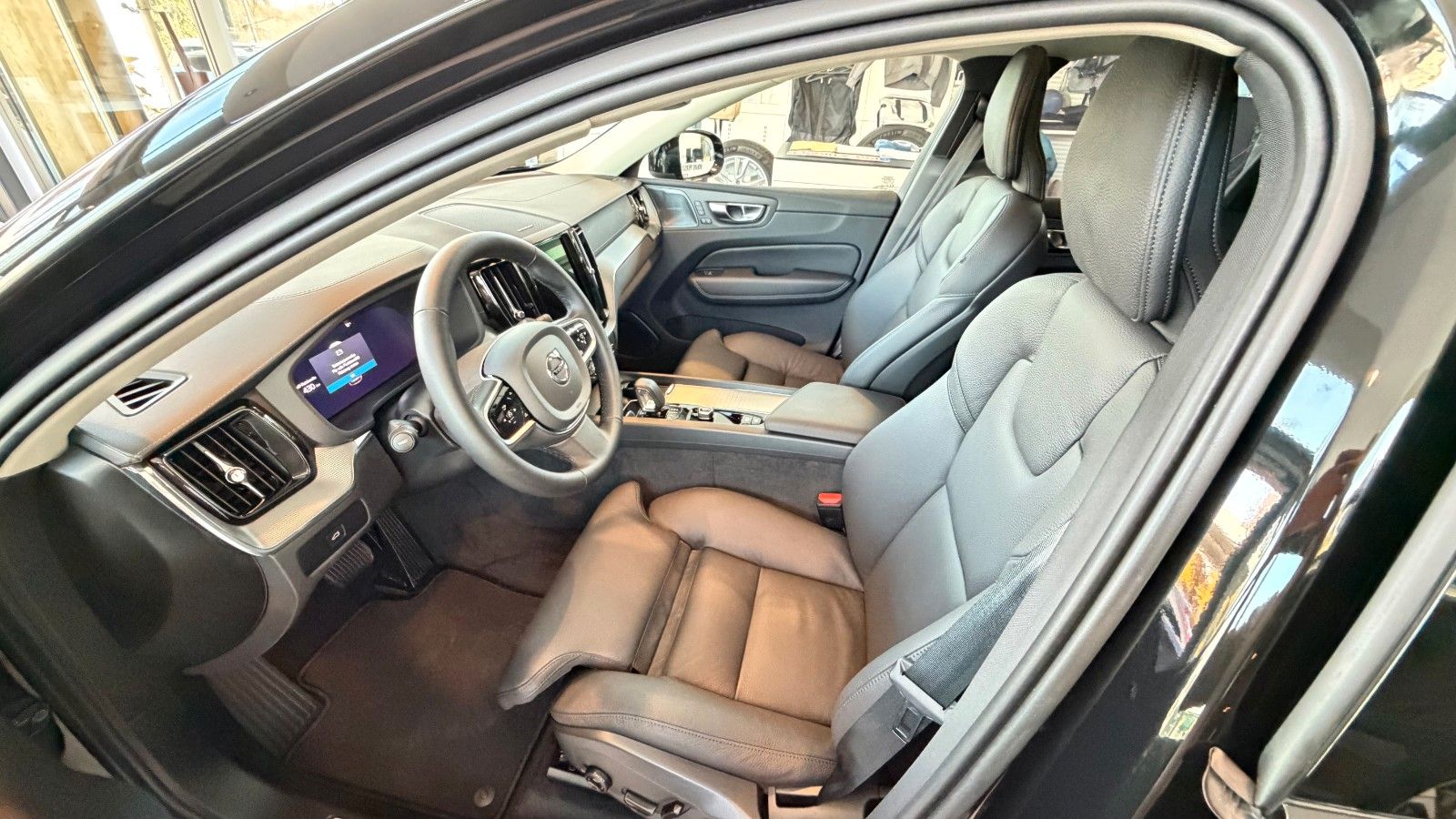 Volvo XC60 B5 Benzin Ultra Dark AWD/AHK/Luftfahrw./+++