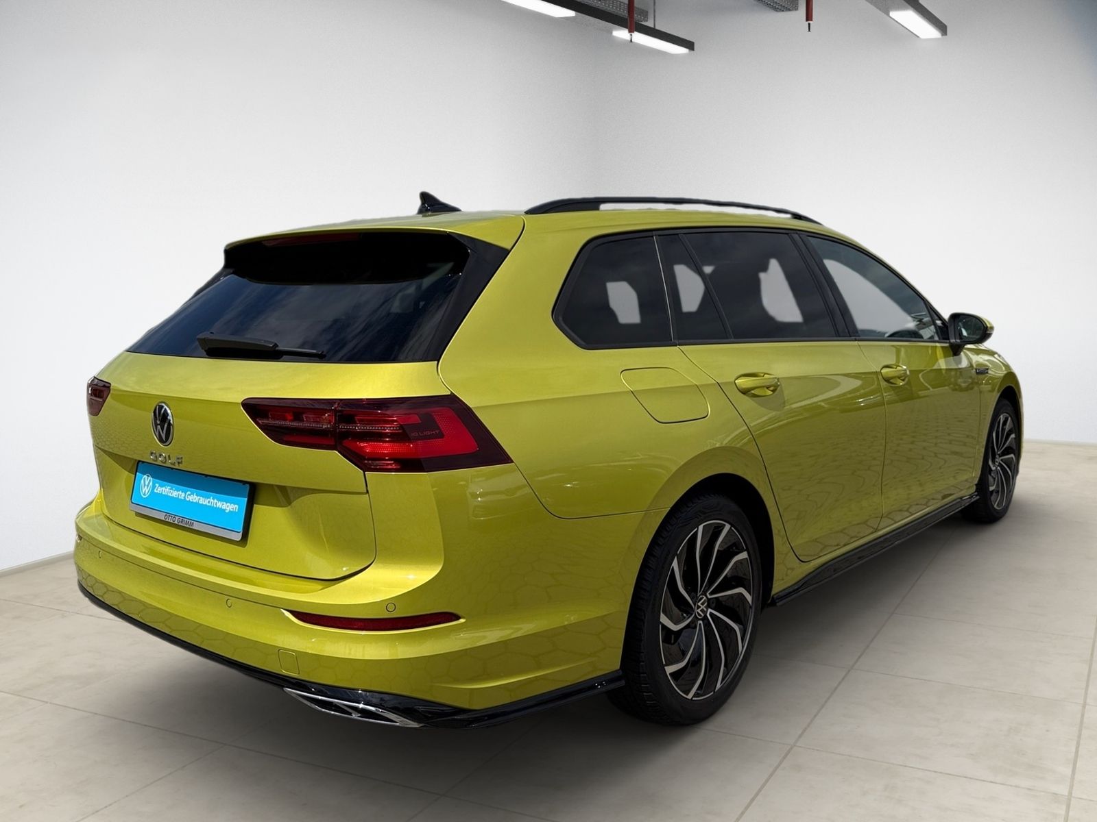Volkswagen Golf VIII Variant 1.5 TSI R-Line - Samsaru's Car Outlet