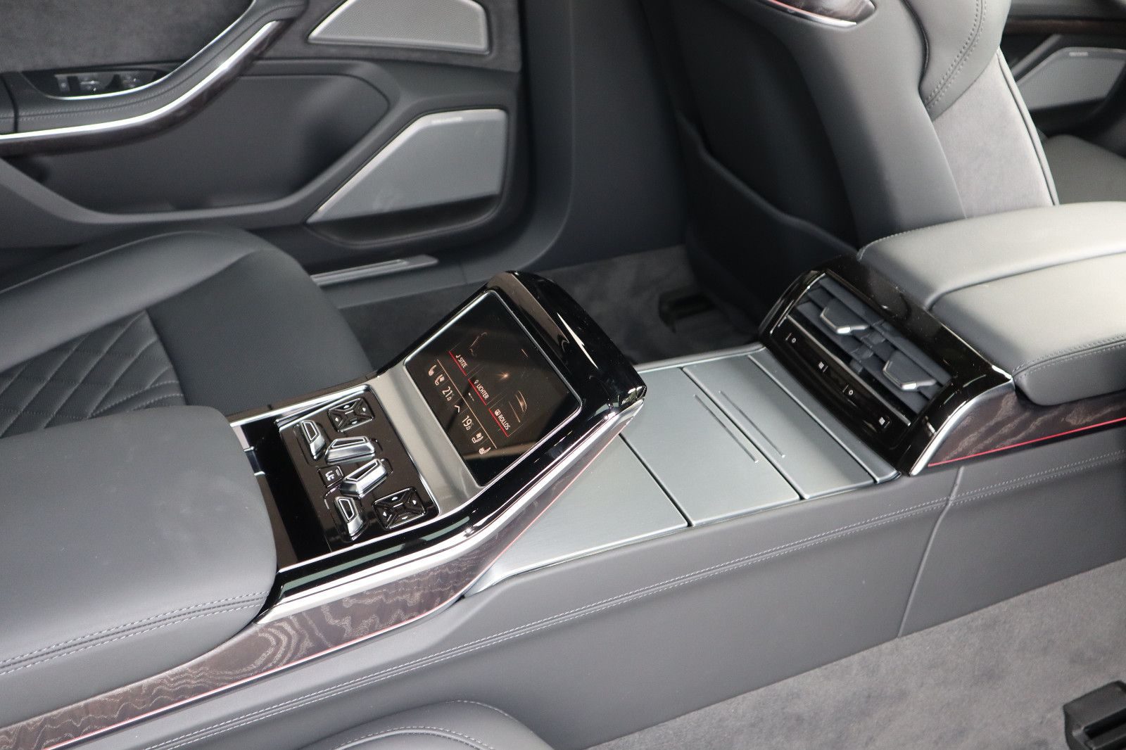 Audi A8L 60 TFSIe lang S-LINE - Samsaru's Car Outlet