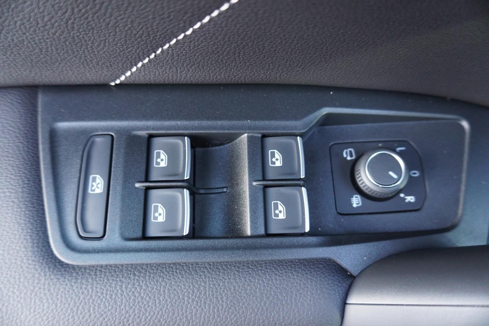 Volkswagen Tiguan 1.5 TSI DSG R-LINE - Samsaru's Car Outlet
