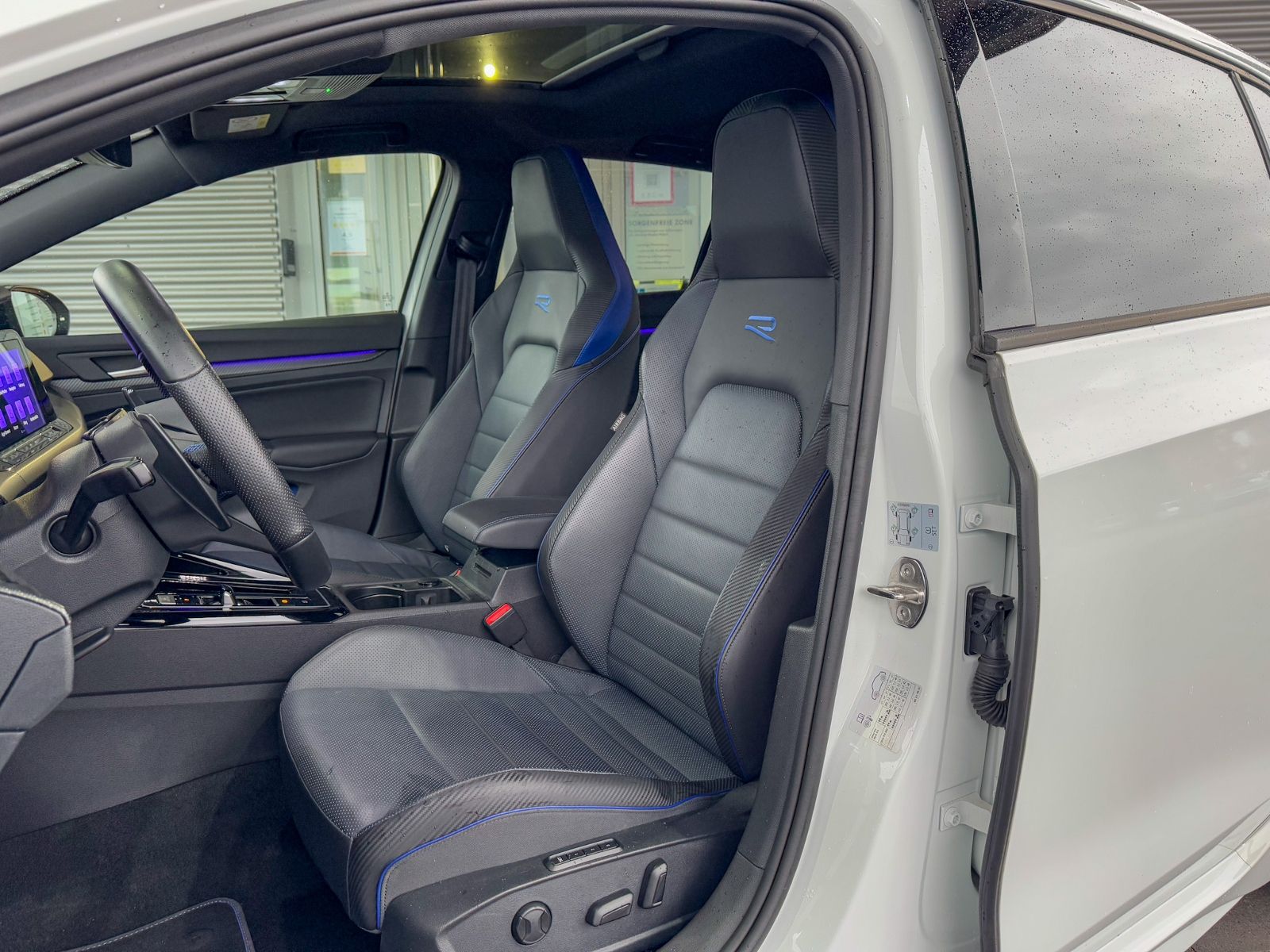 Volkswagen Golf VIII R 2.0 TSI DSG - Samsaru's Car Outlet