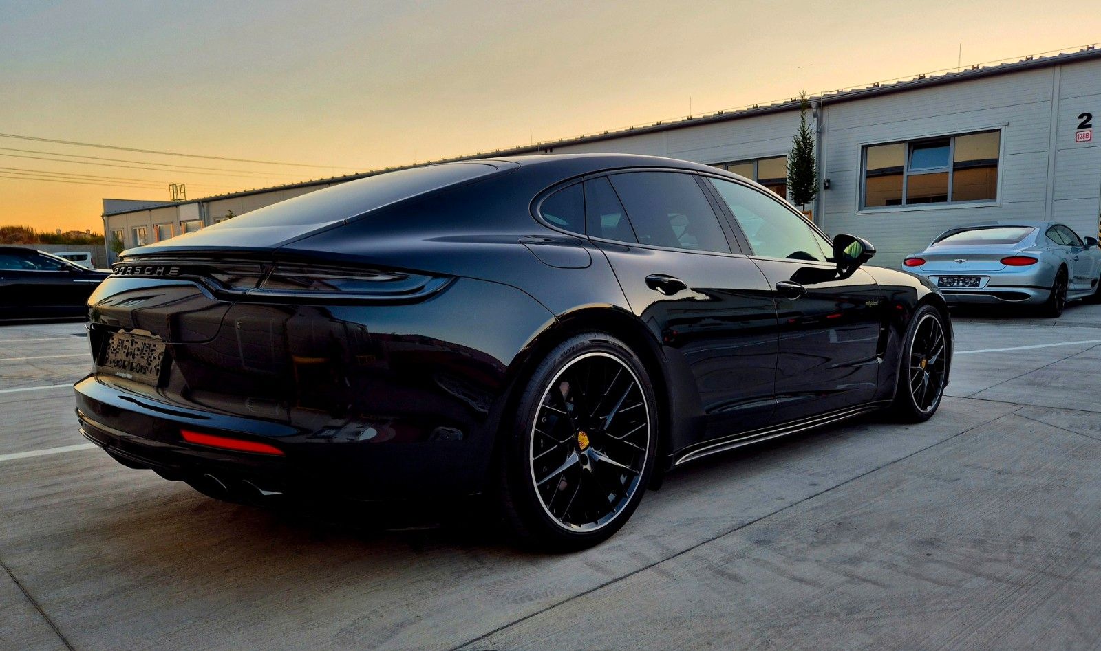 Porsche Panamera 4 E-Hybrid Platinum Edition