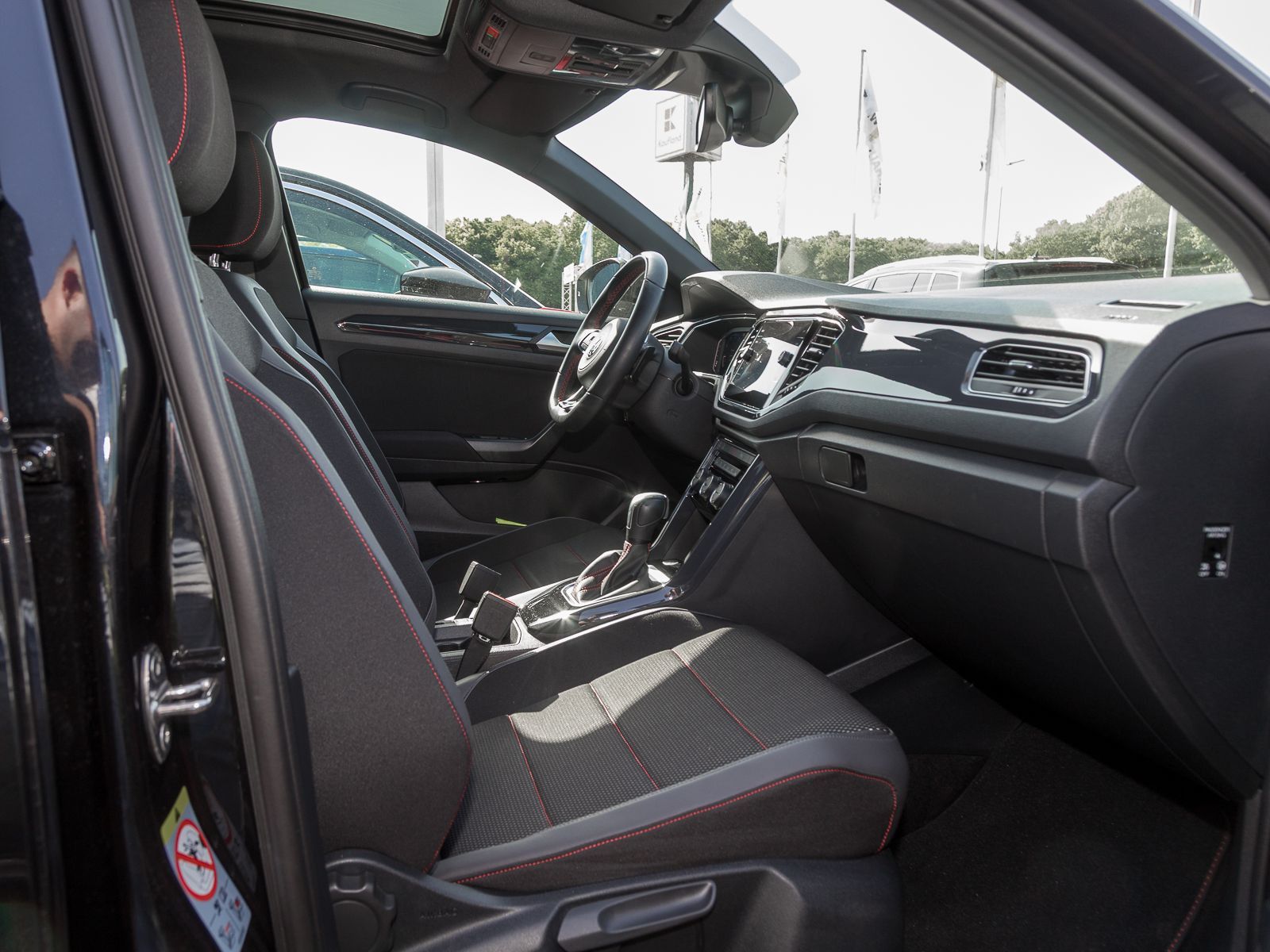 Volkswagen T-Roc 1.5 TSI DSG SPORT - Samsaru's Car Outlet