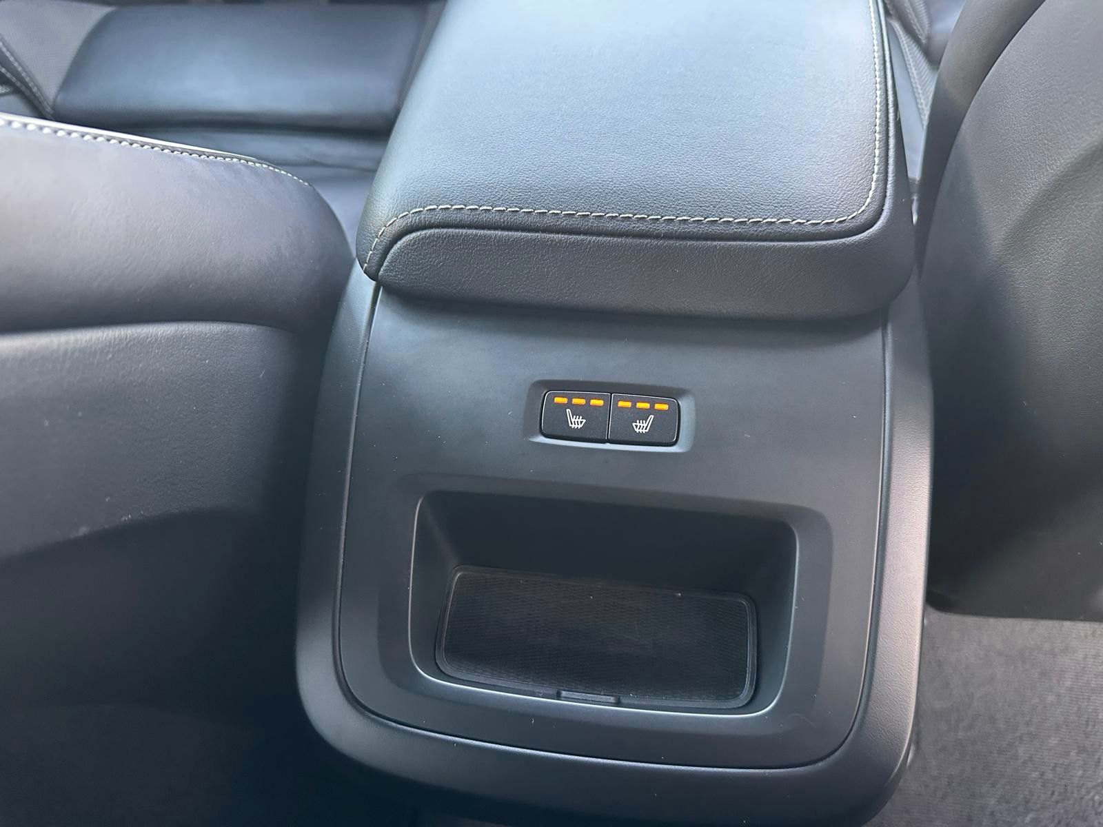 Volvo XC60 B4 AWD R Design AHK,ACC,Standh,Kam