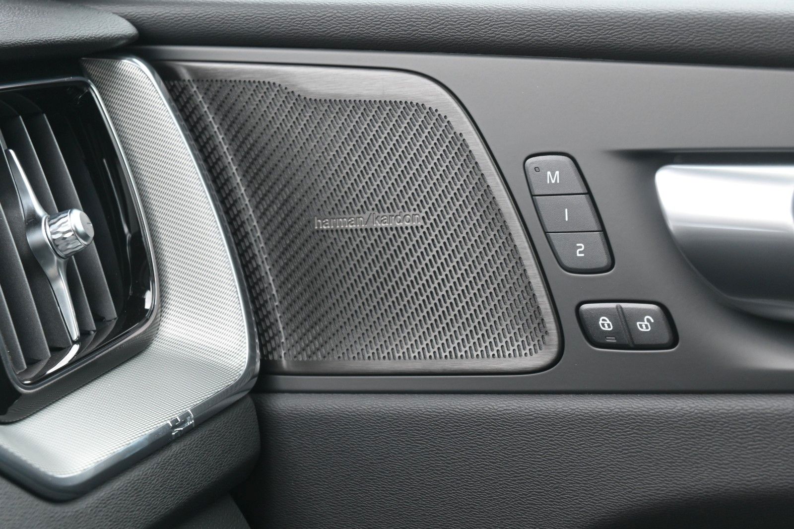 Volvo XC60 B4 D AWD Black *H&K*STDHZG*360°*ACC