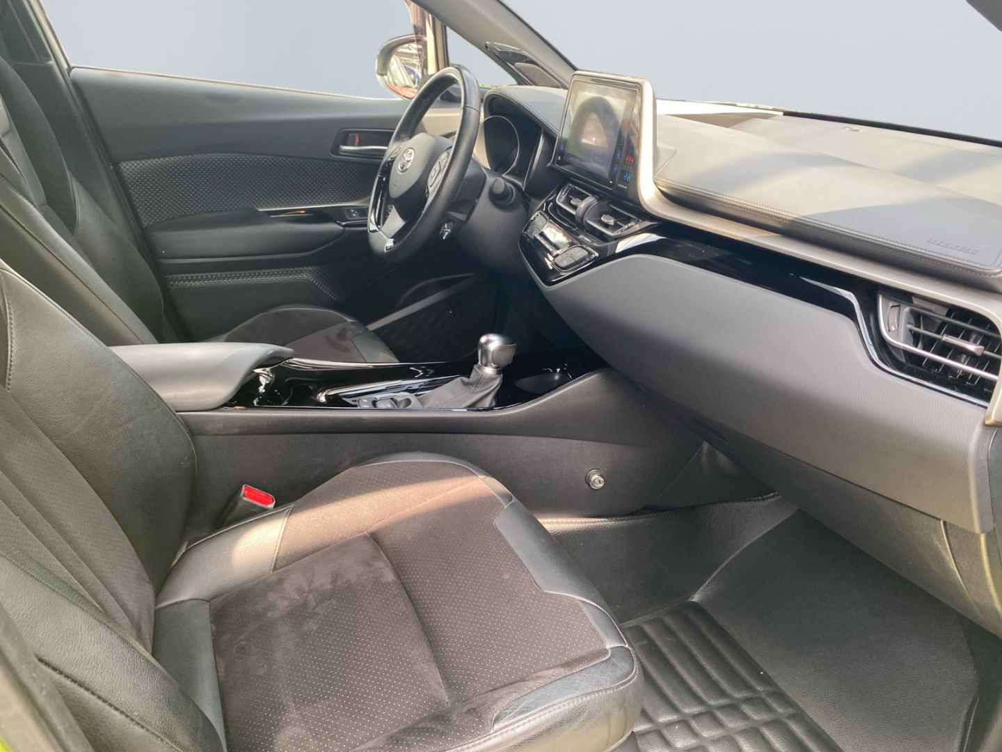 Toyota C-HR 1.8 Hybrid Style Selection - Samsaru's Car Outlet