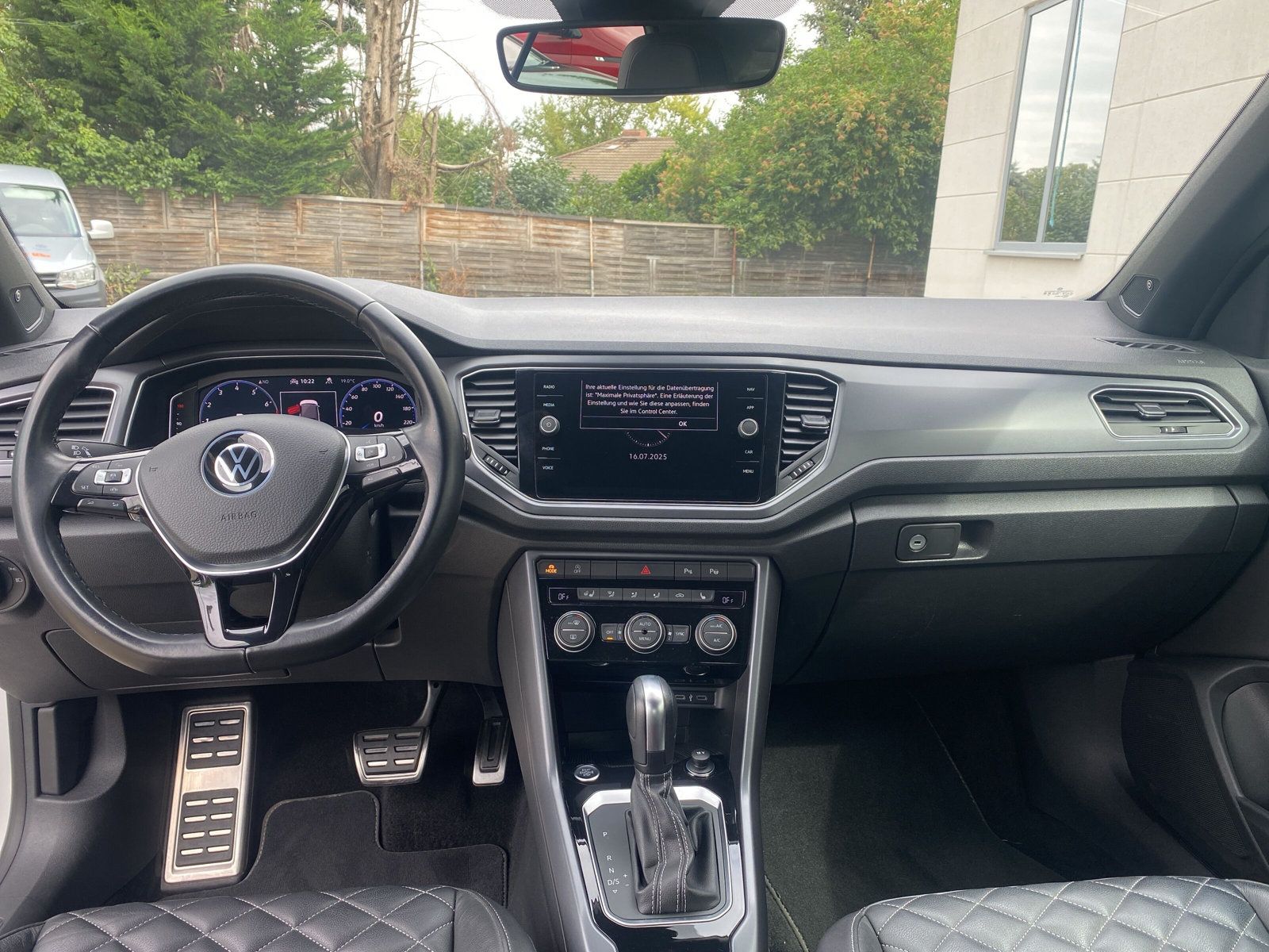 Volkswagen T-Roc 1.5 TSI DSG R-Line - Samsaru's Car Outlet