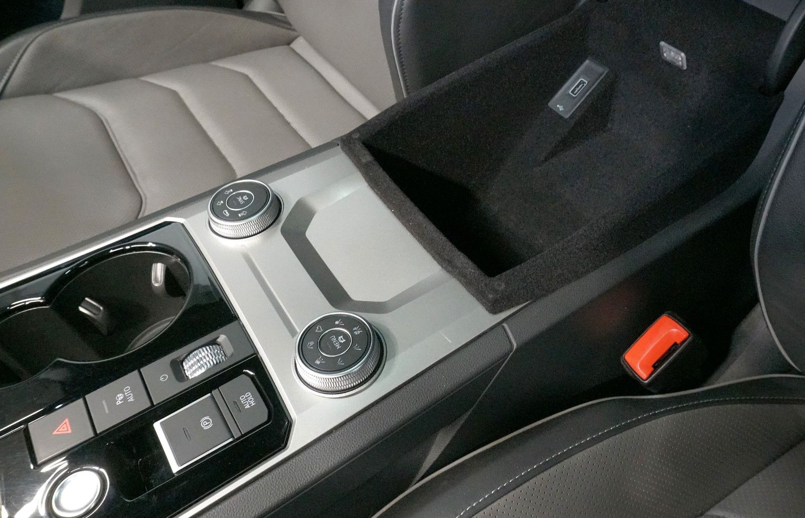 Volkswagen Touareg 3.0 TSI R-Line 4Motion - Samsaru's Car Outlet
