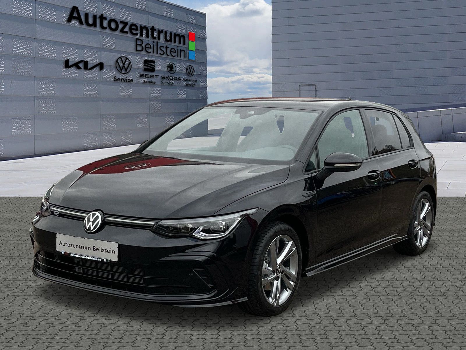 Volkswagen Golf VIII 1.5 eTSI DSG R-Line - Samsaru's Car Outlet