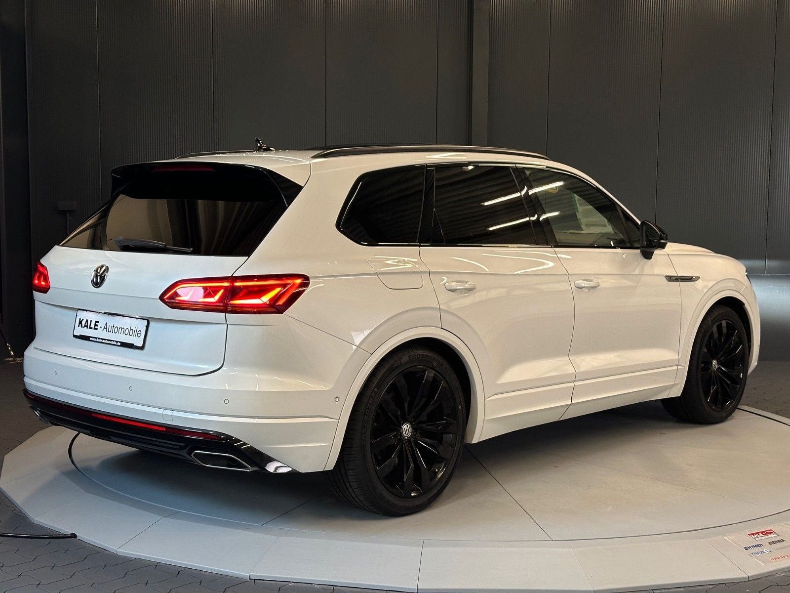 Volkswagen Touareg R-Line 4Motion Black - Samsaru's Car Outlet