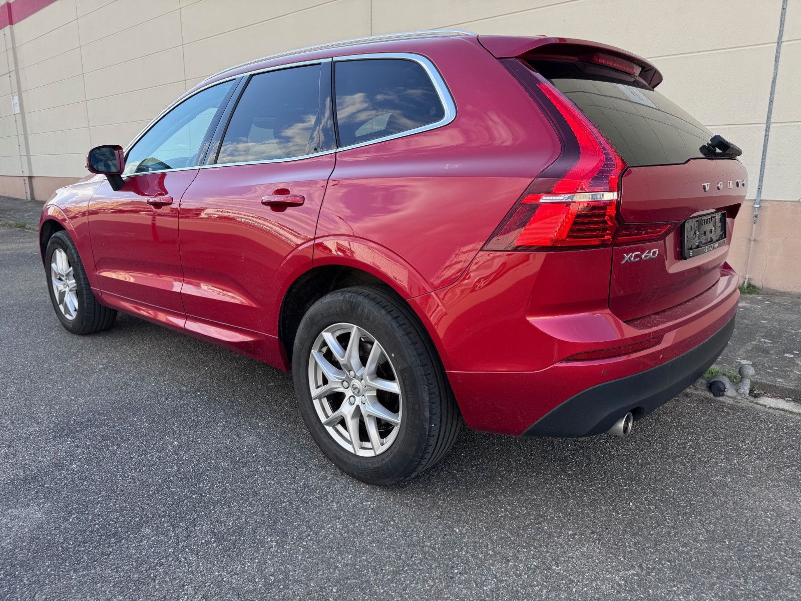 Volvo XC60 B4 Momentum Pro AWD - Samsaru's Car Outlet