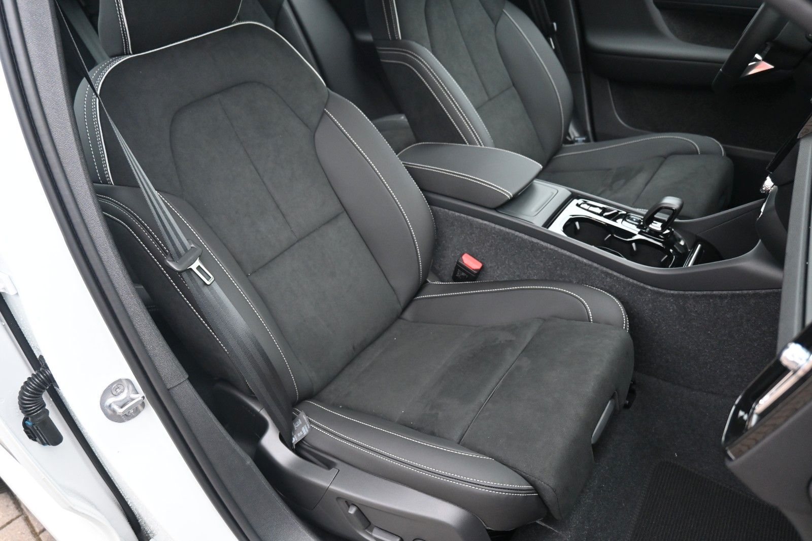 Volvo XC40 B3 DKG Plus Dark*FSHZG*H&K*BLIS*ACC*AHK