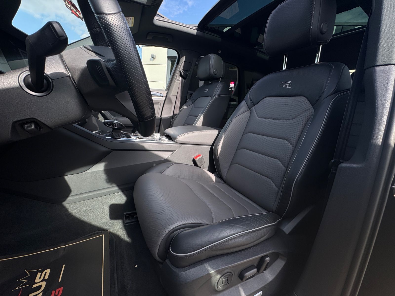 Volkswagen Touareg R-Line 4M Black - Samsaru's Car Outlet