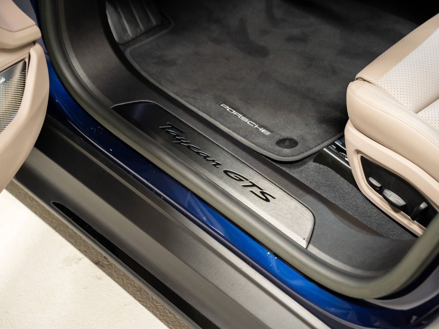 Porsche Taycan GTS InnoDrive Burmester Beifahrerdisplay