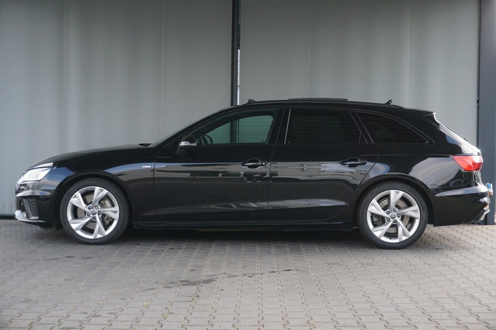 Audi A4 Avant 45 TDI quattro S line - Samsaru's Car Outlet