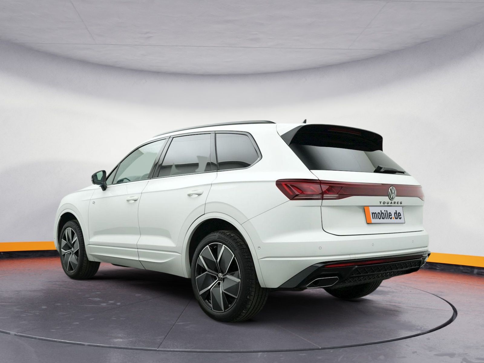 Volkswagen Touareg 3.0 TDI R-line Black - Samsaru's Car Outlet