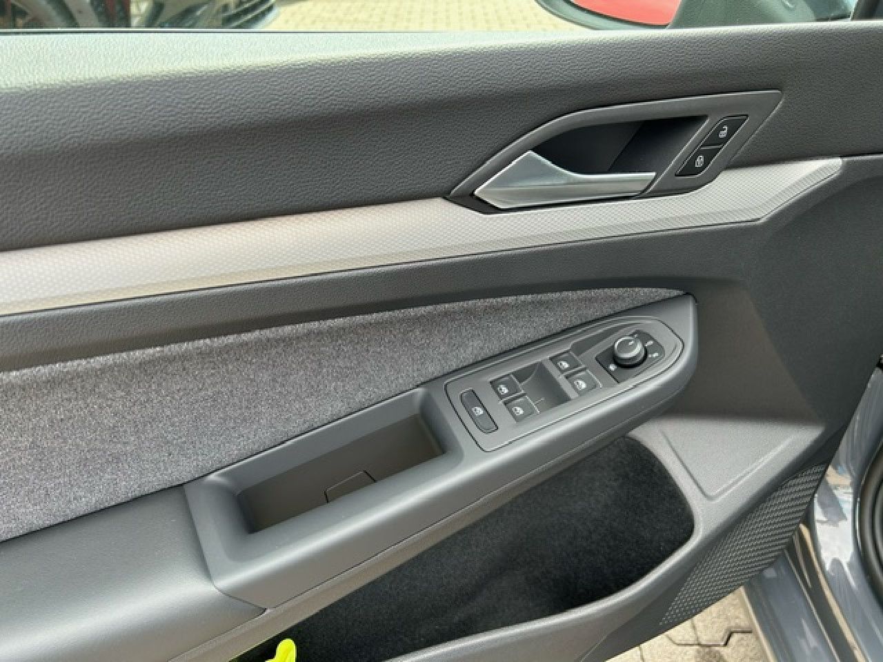 Volkswagen Golf VIII Move 1.5 TSI - Samsaru's Car Outlet