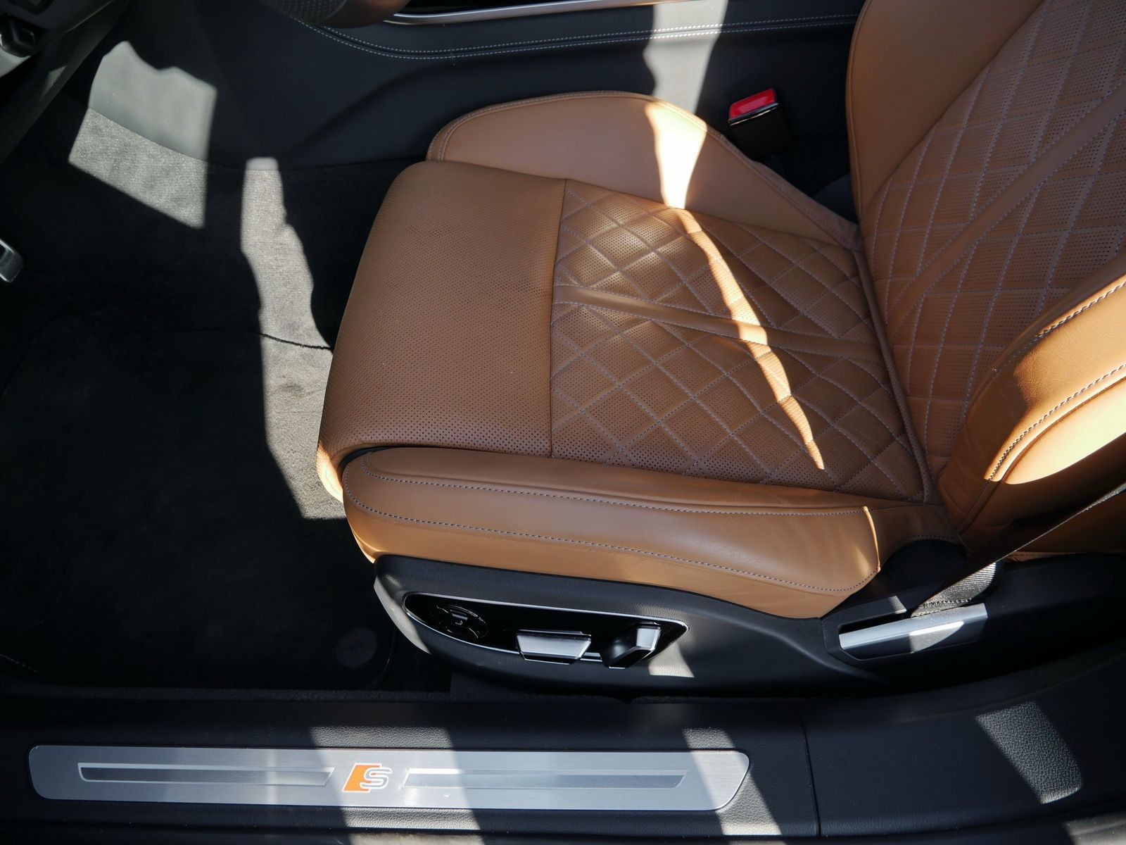 Audi A8 L 60 TFSIe S-Line - Samsaru's Car Outlet