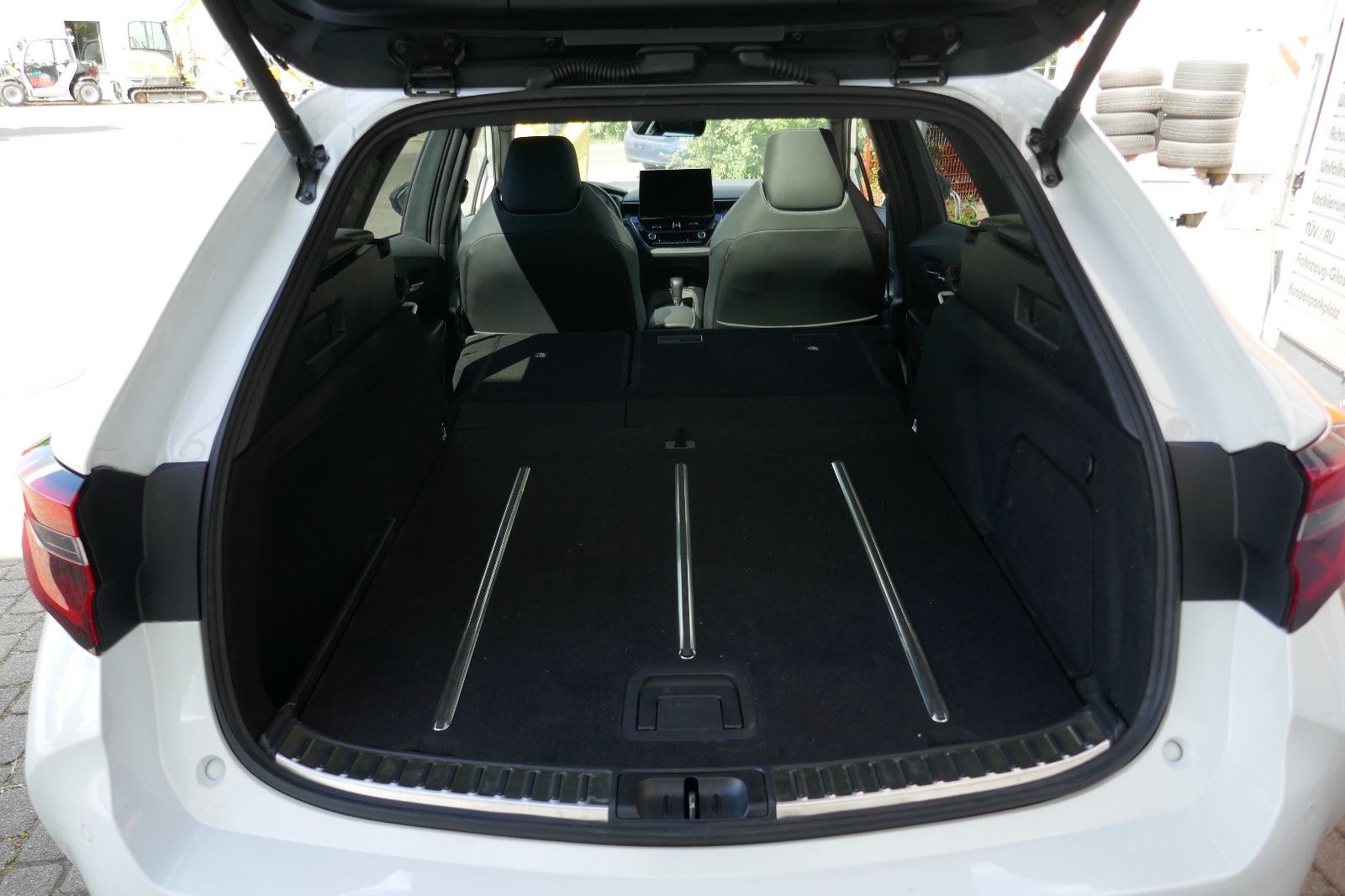 Toyota Corolla 2.0 Hybrid Lounge - Samsaru's Car Outlet