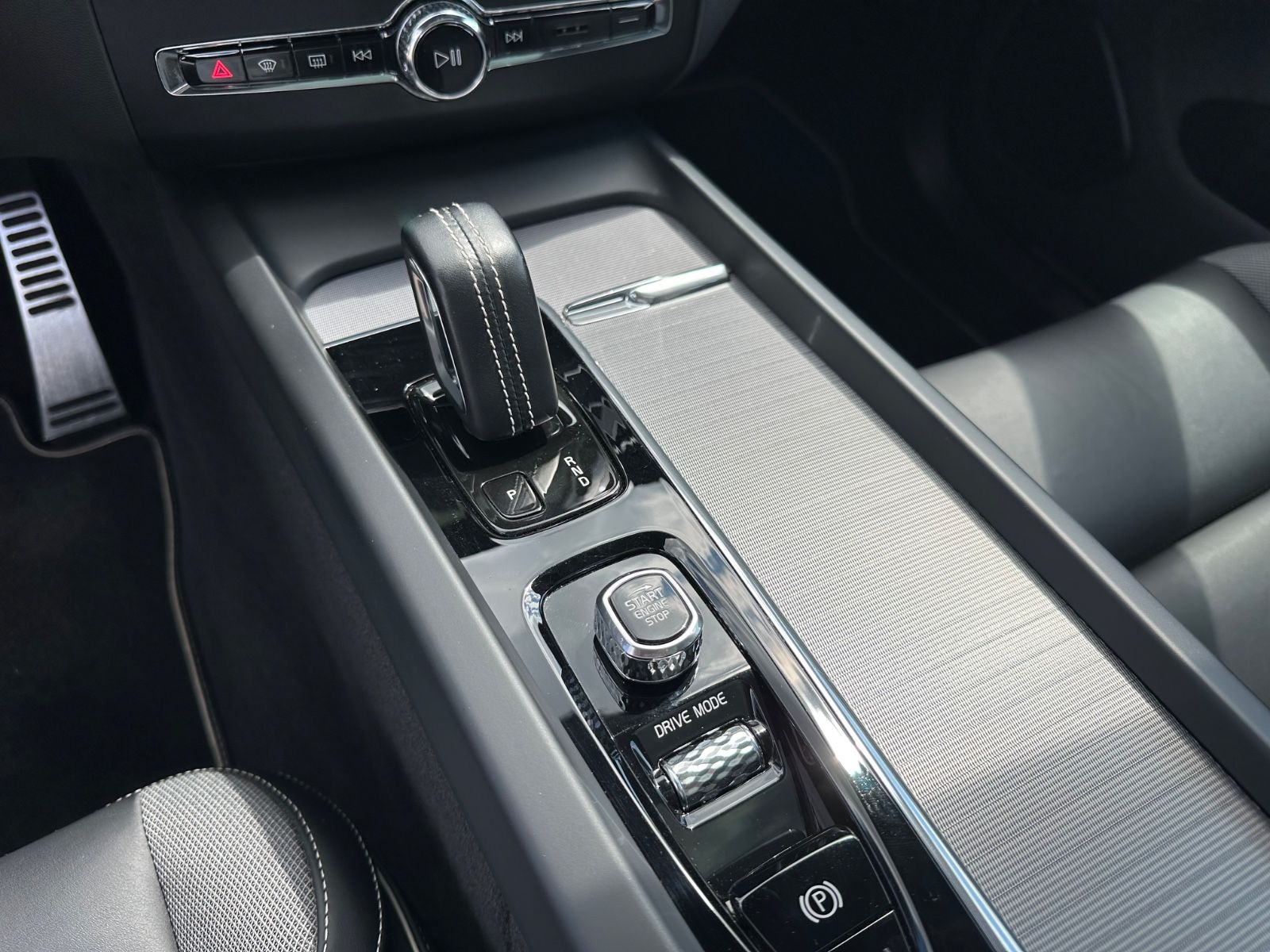 Volvo XC60 R Design T8 AWD Navi Pano HuD ACC AHK Leder