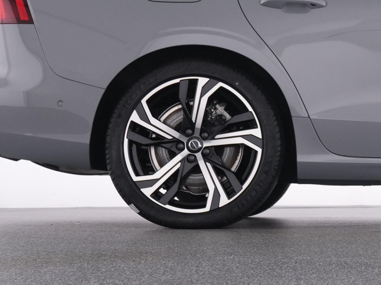 Volvo V60 T6 Recharge AWD PlusDark+AHK+PANO+360°+LM 19