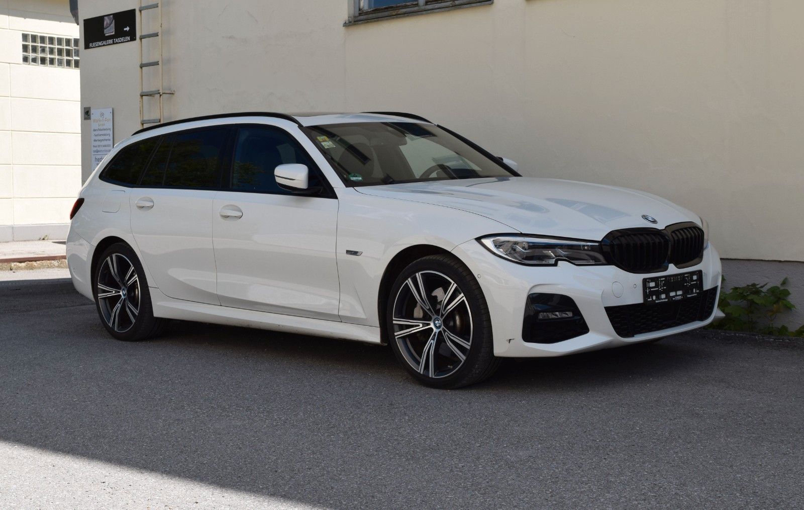 BMW 330e Touring xDrive MSport - Samsaru's Car Outlet
