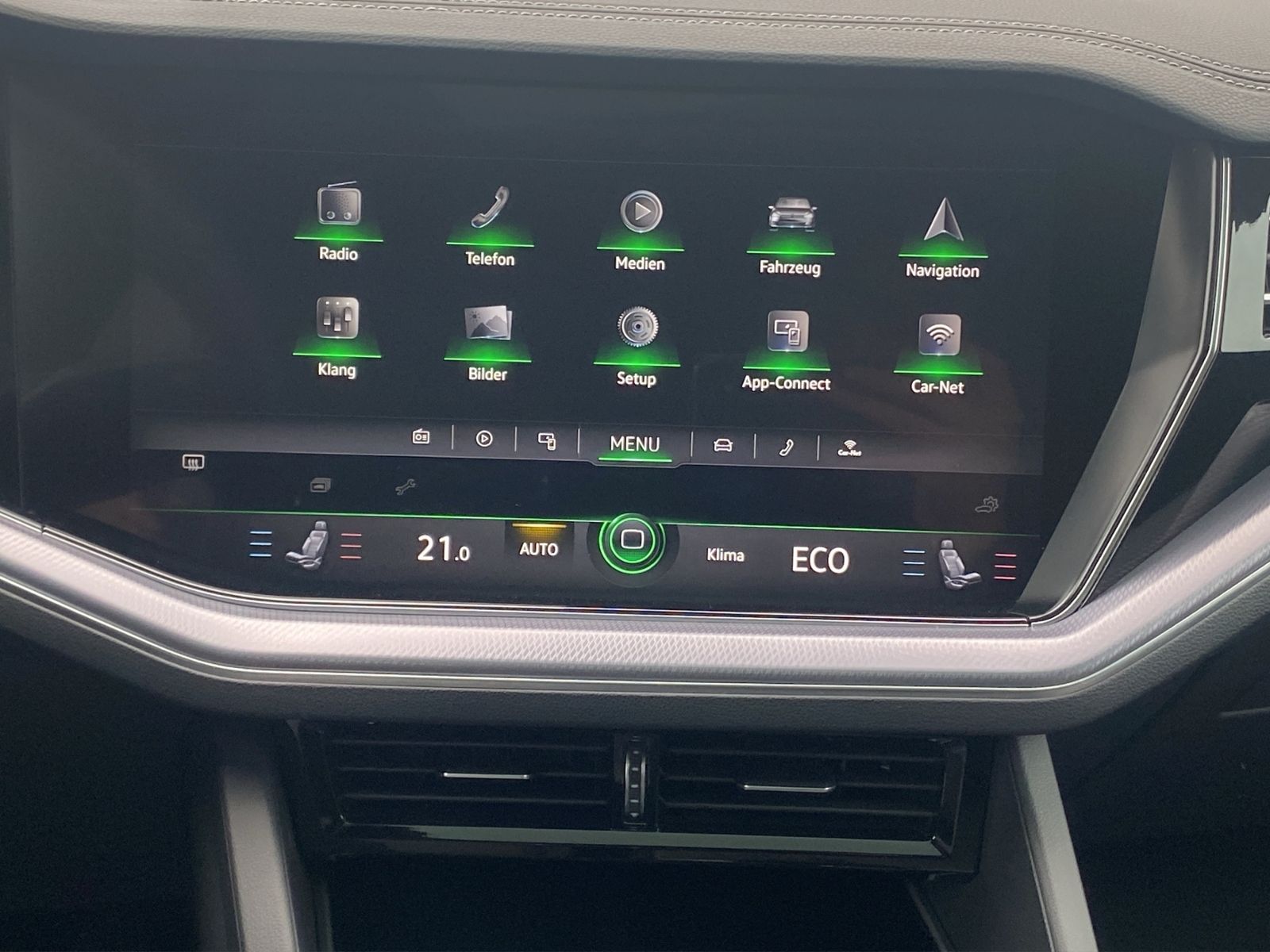 Volkswagen Touareg 3.0 TDI R-Line 4Motion - Samsaru's Car Outlet