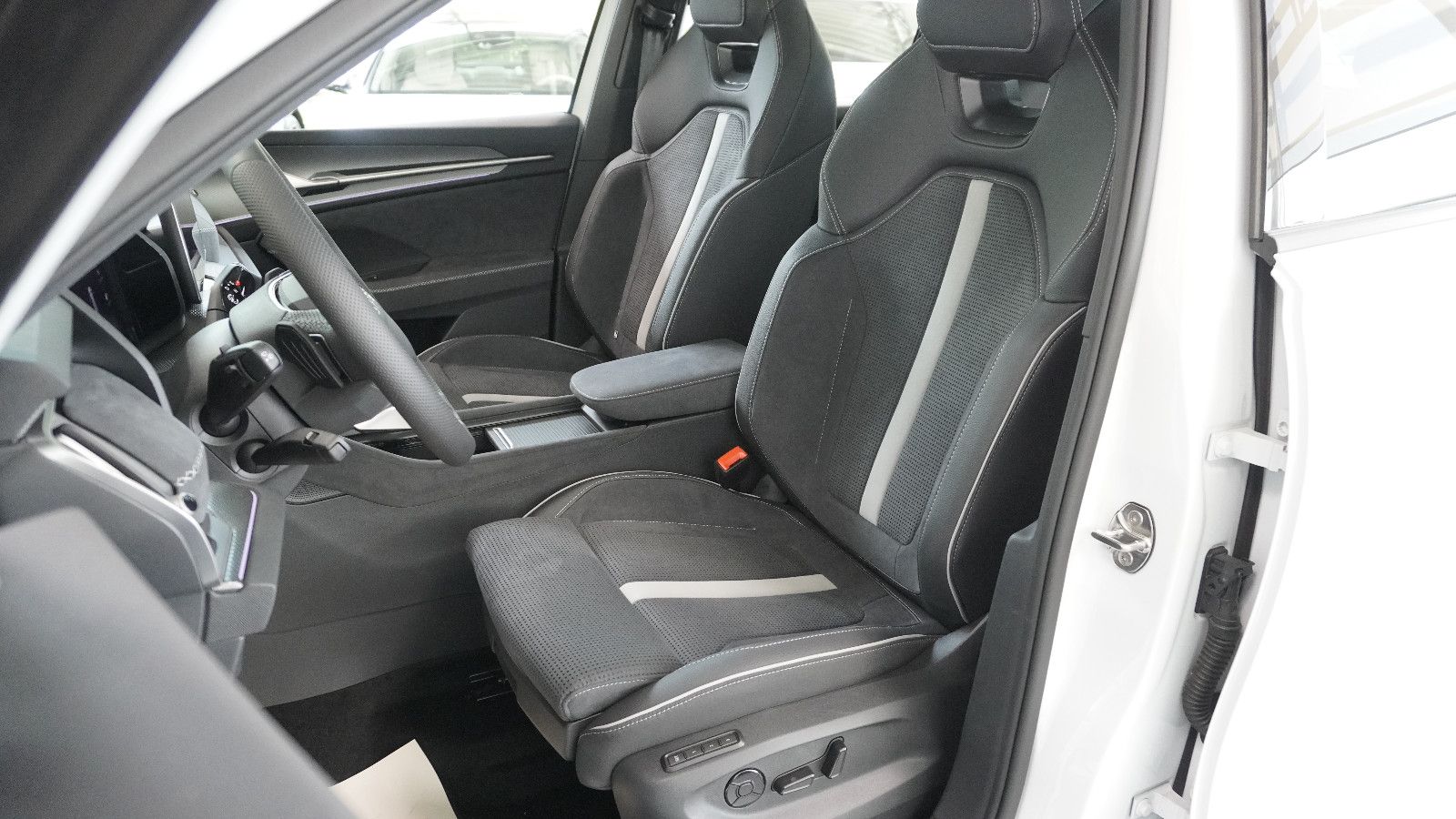 Skoda Kodiaq 2.0 TDI 4x4 Sportline*AHK*HEAD-UP*PANO*7S