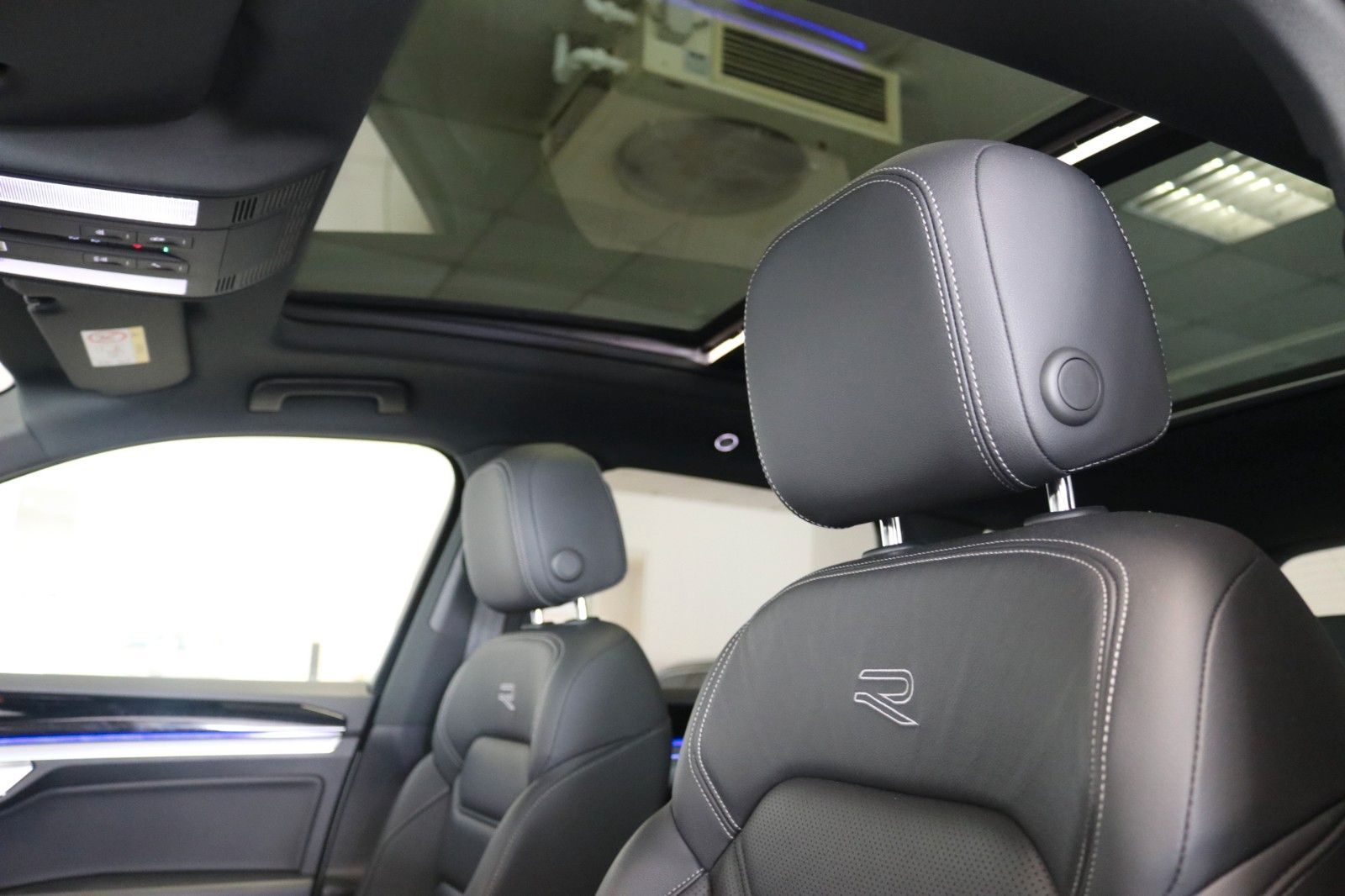 Volkswagen Touareg 2x R-Line Black - Samsaru's Car Outlet
