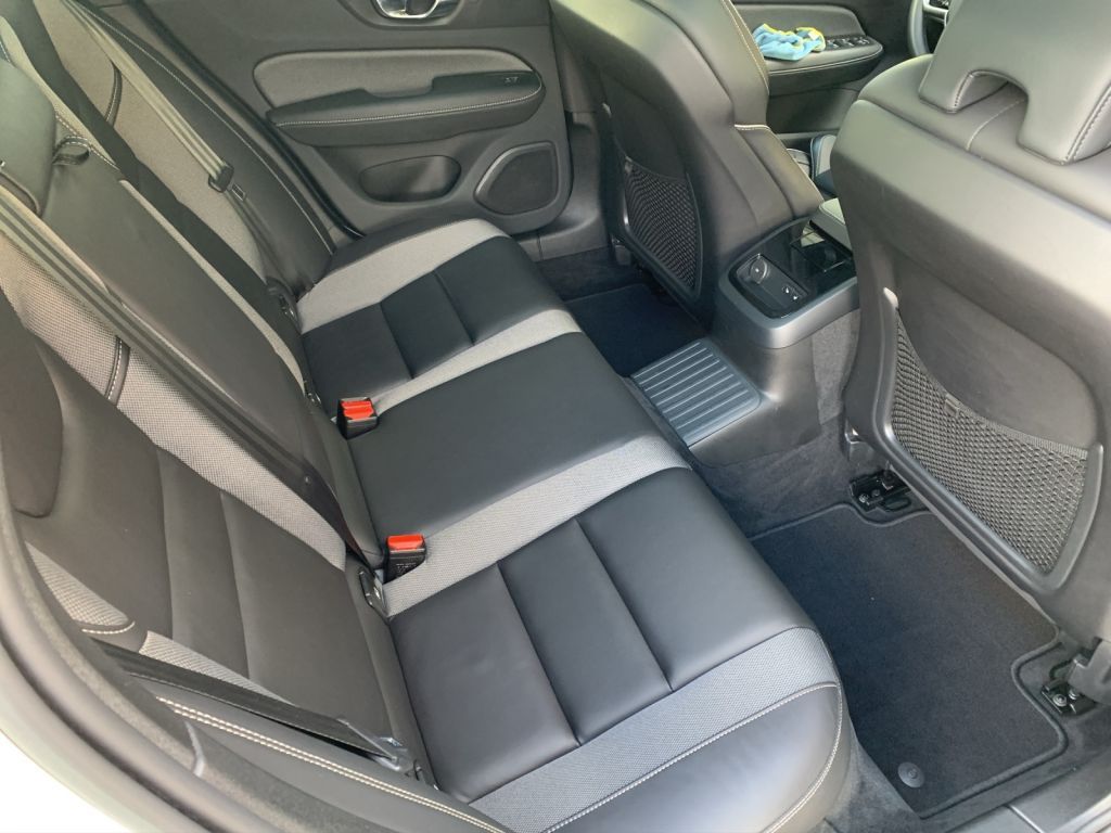 Volvo V60 T8 AWD Recharge Ultimate Dark,PANO,AHK,360*