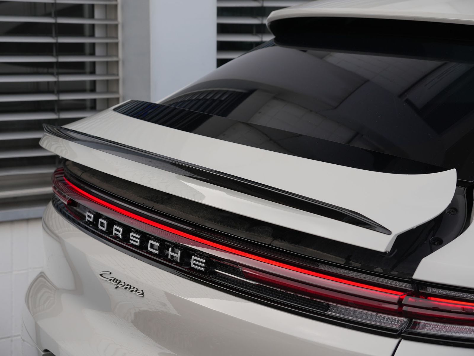 Porsche E-Hybrid Coupé SPORTDESIGNPAKET-ACC-MASSAGE-VOLL