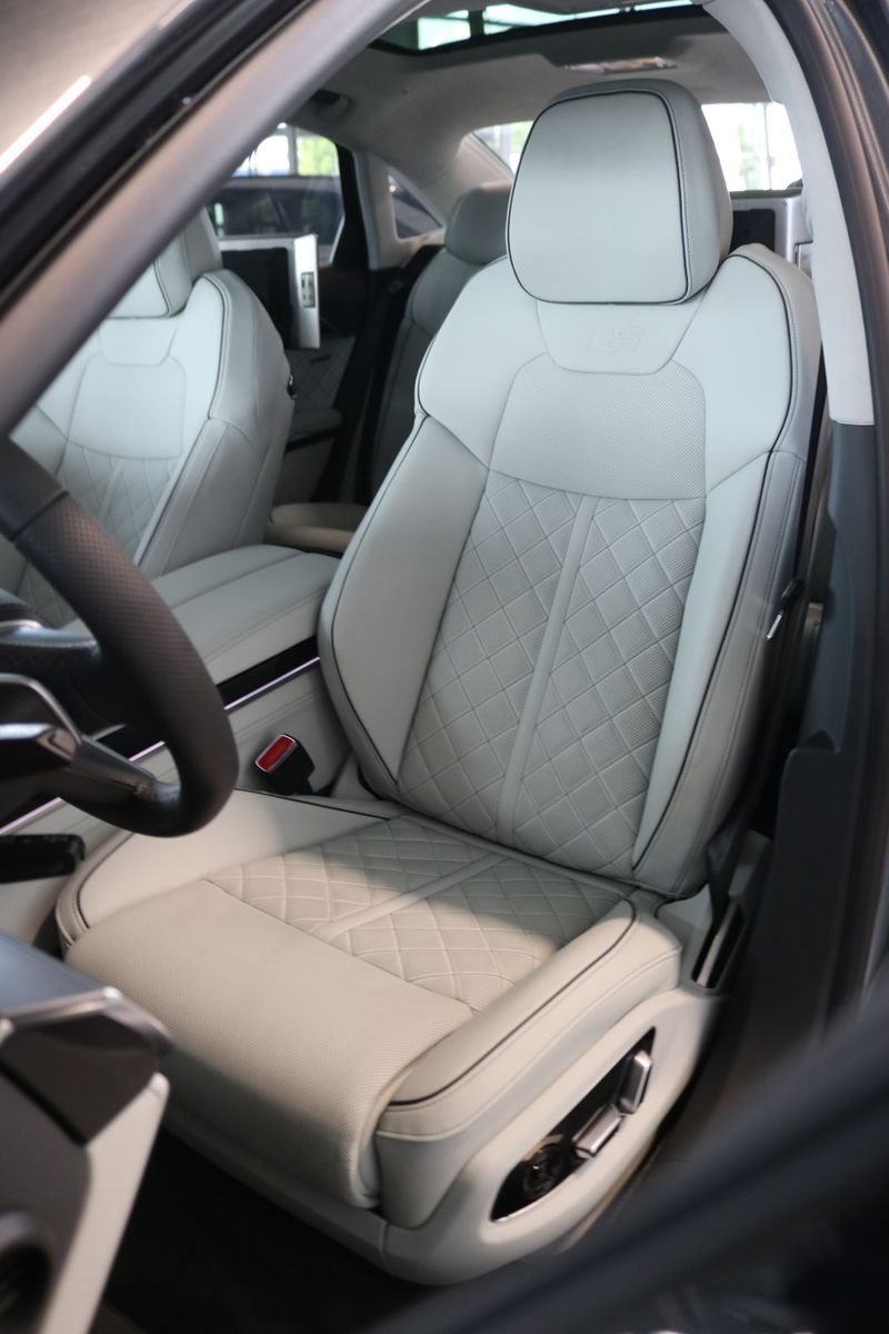 Audi A8 L 60 TFSI S line - Samsaru's Car Outlet